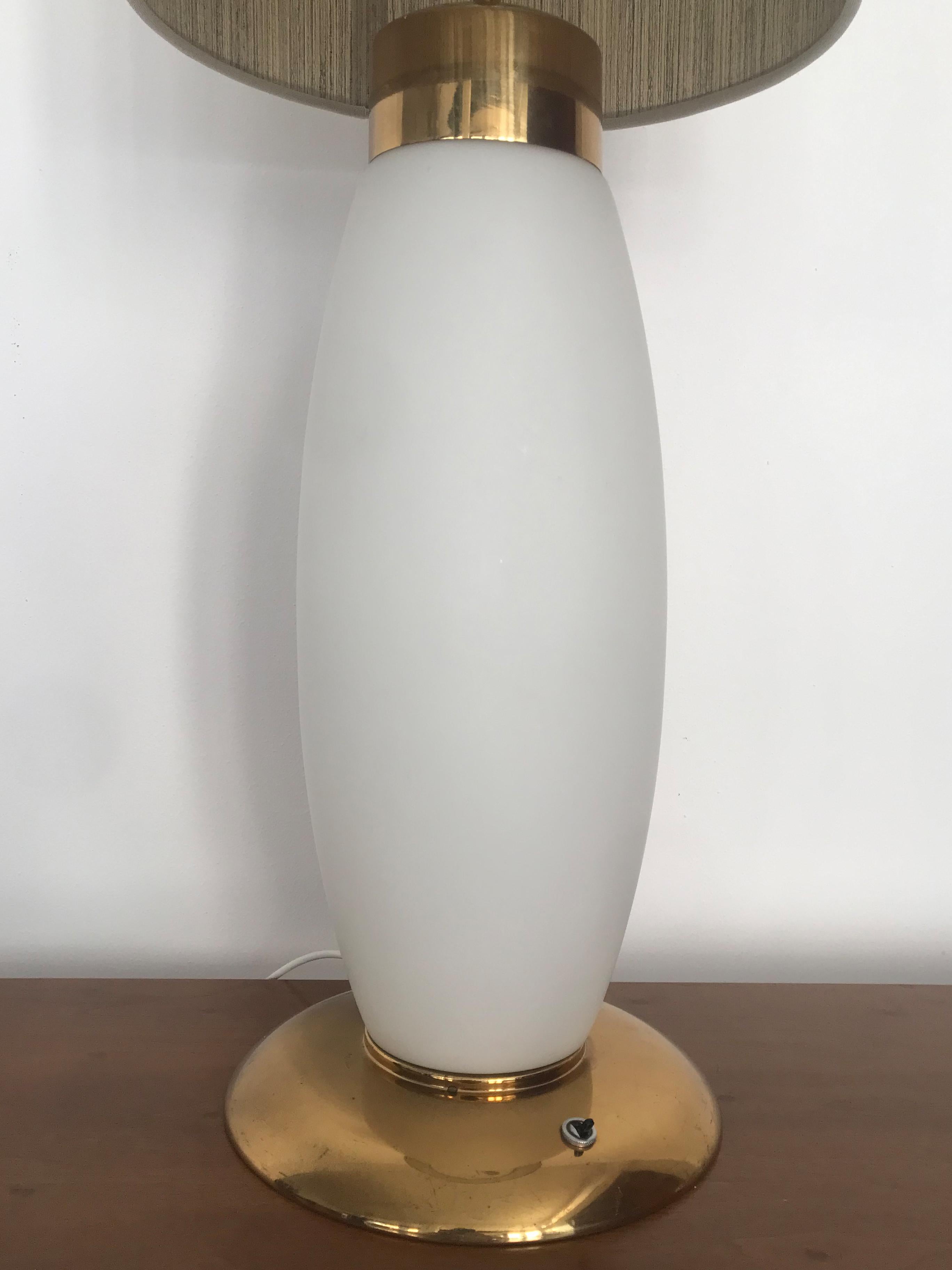 Italian Stilnovo Brass Glass Midcentury Table Lamp Lamshade 1950s in vendita 4
