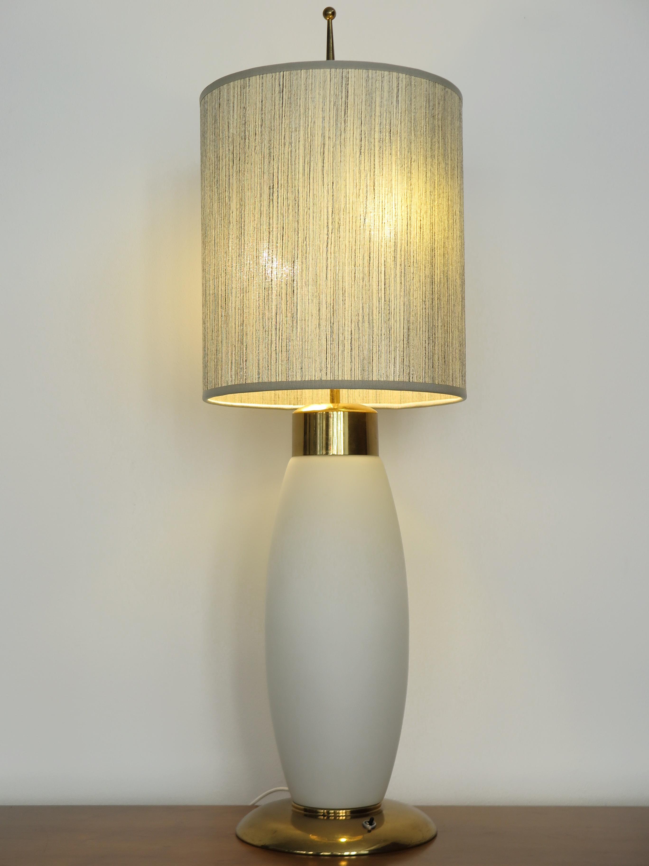 Italian midcentury modern design large table lamp model 8074 produced by Stilnovo, with triple ignition.
New fabric lampshade, white opaline glass fdiffuser and brass base and details, Italy 1950s

Please note that the lamp is original of the period