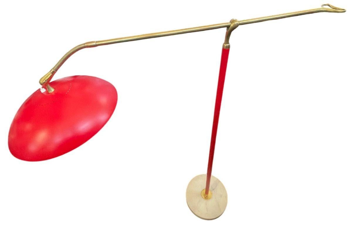 Milieu du XXe siècle Lampadaire italien Stilnovo à contrepoids avec base en marbre estampillé, Circa 1960. en vente