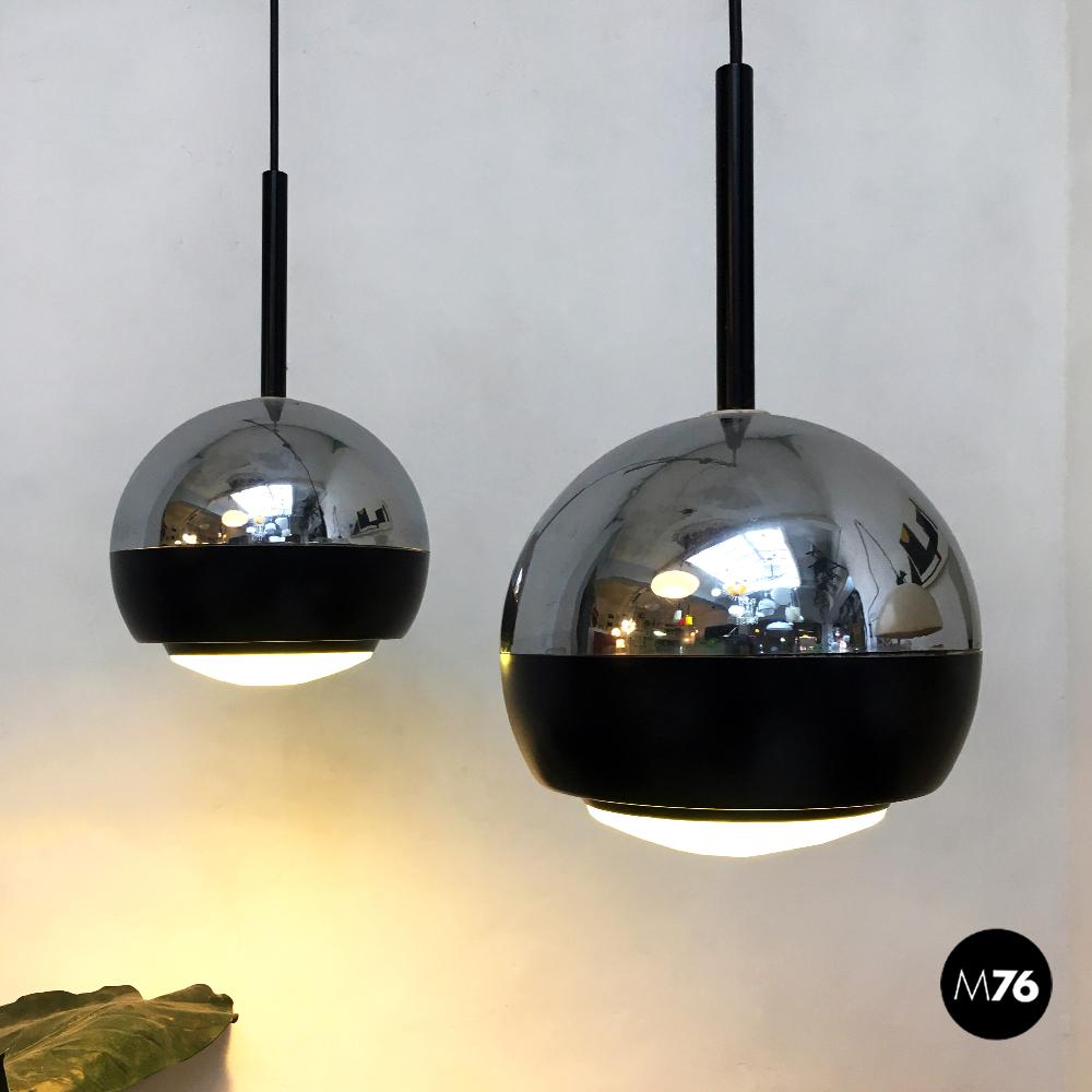 Italian Stilnovo glass and steel pendant lamps mod.1230 by Stilnovo, 1960s
Pendant lamps mod.1230 produced by Stilnovo, with diamond glass in aquamarine green, sphere in chromed steel and parts in black enamelled metal. Can be connected individually