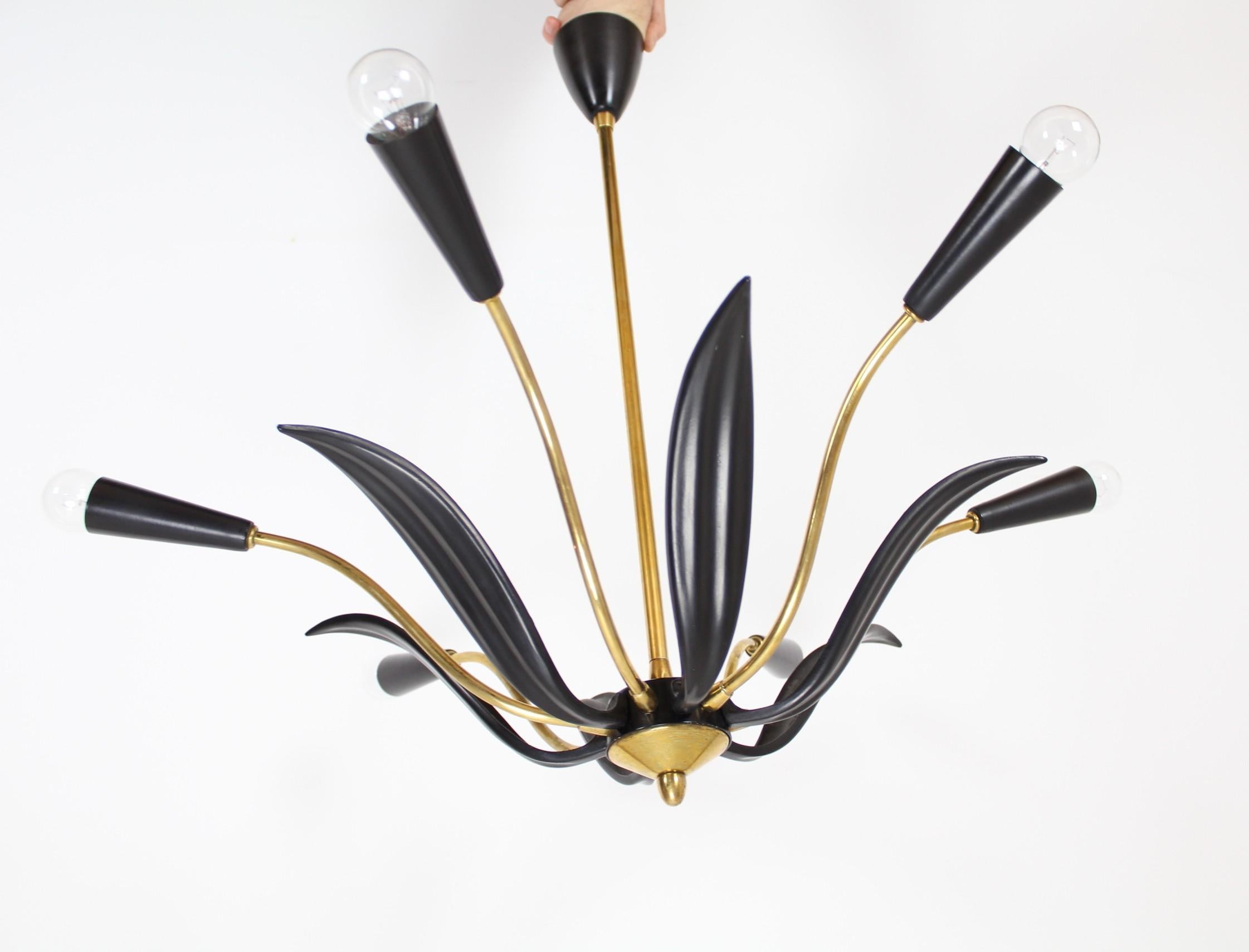 Lustre italien unique de style moderne du milieu du siècle, feuilles noires et laiton doré. Très bon état. 