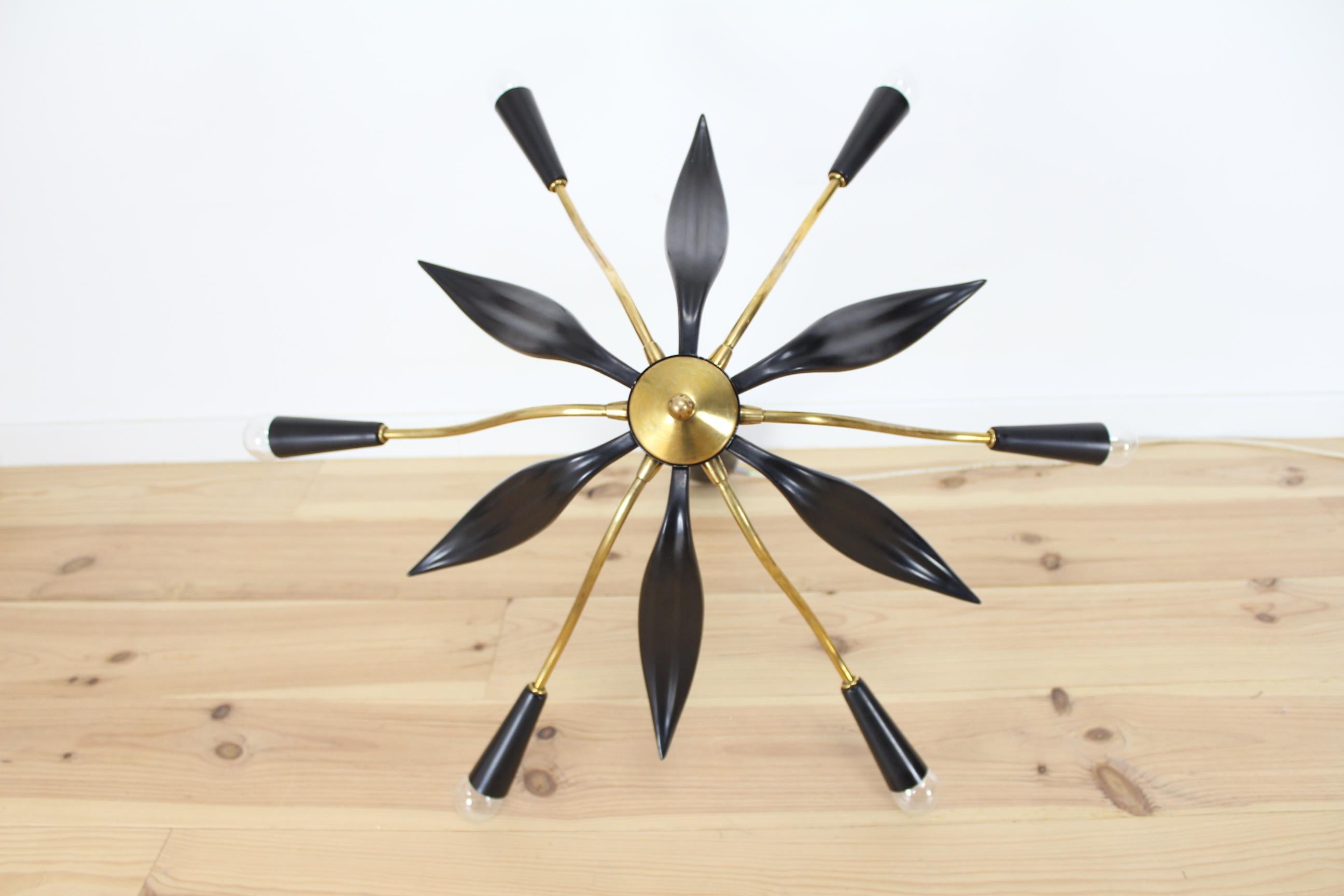 Mid-Century Modern Lustre italien Stilnovo Mid Century Modern, laiton noir et doré, années 1950 en vente