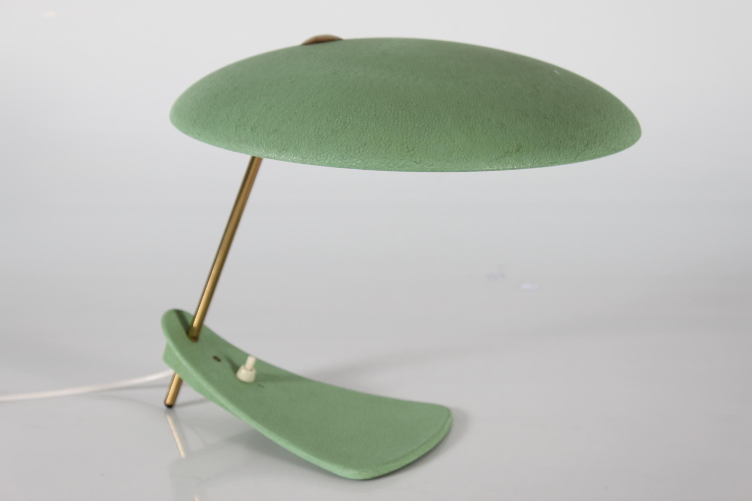 Italian Stilnovo style ufo table lamp with wrinkle dusty green lacquer
The sculptural lamp has a surface of matte dusty leaf green finish lacquer.

Measurements: 
Height 32 cm
Length 40 cm
Shade diameter 35 cm

Very nice vintage condition