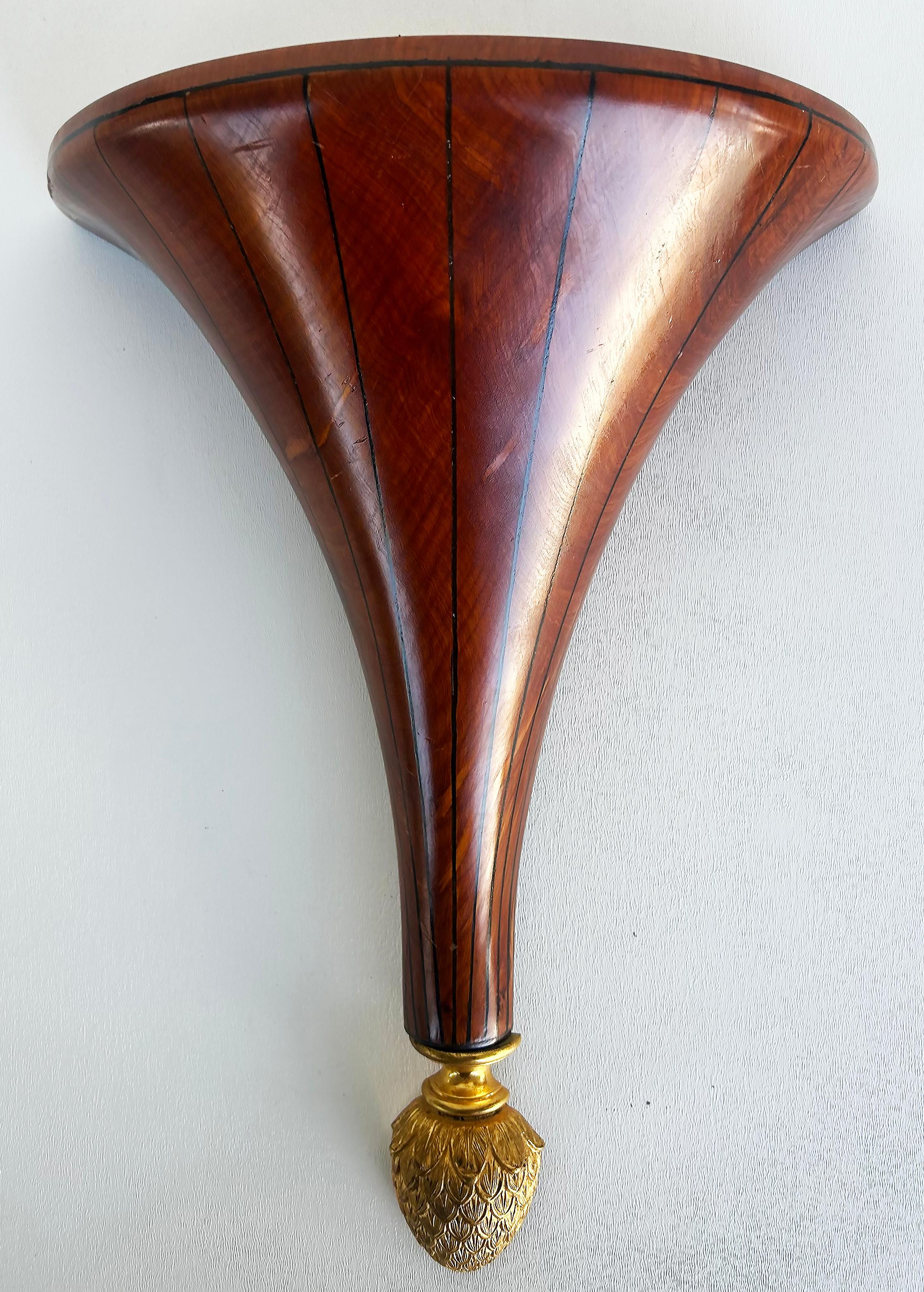 Ménsulas de Pared Italianas con Incrustaciones de Madera en Bronce Dorado -Par

Se ofrece a la venta un par de soportes de pared o estantes italianos hechos a mano en madera con incrustaciones de cuerda y bronce dorado. Estas escuadras están
