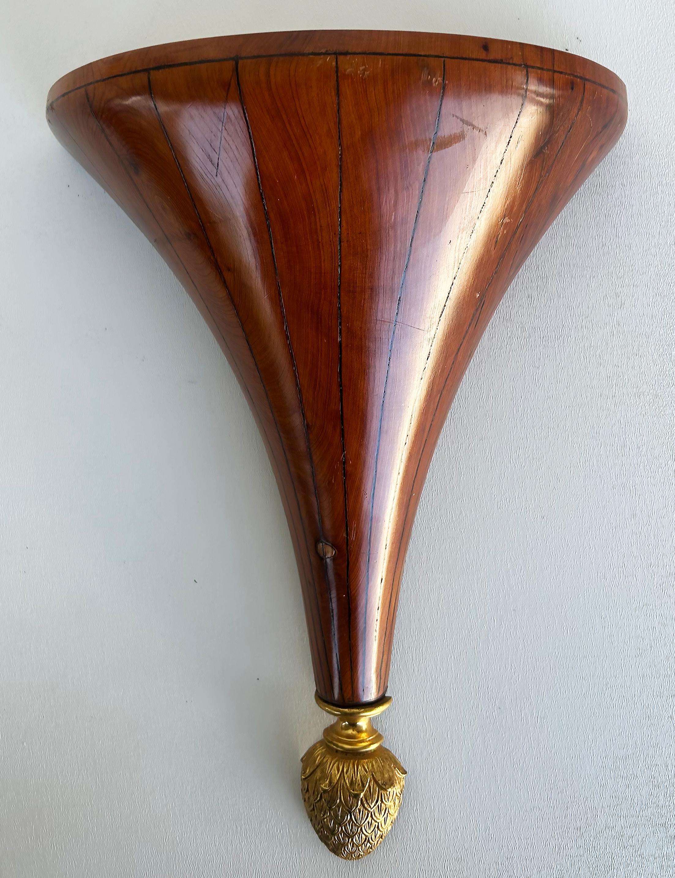 Estantes de pared italianos de madera con incrustaciones de cuerda y bronce dorado, un par Italiano