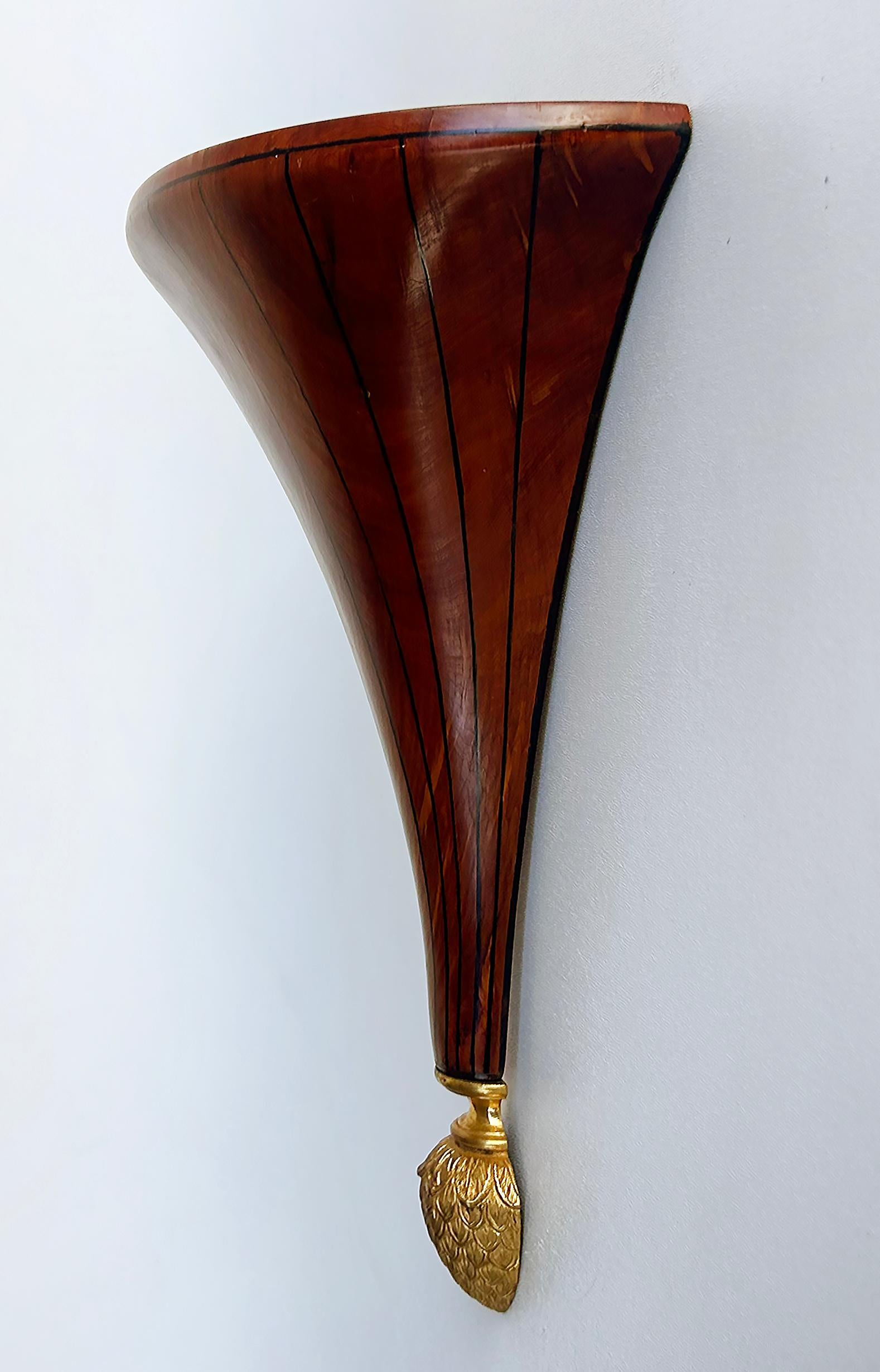 Estantes de pared italianos de madera con incrustaciones de cuerda y bronce dorado, un par Dorado
