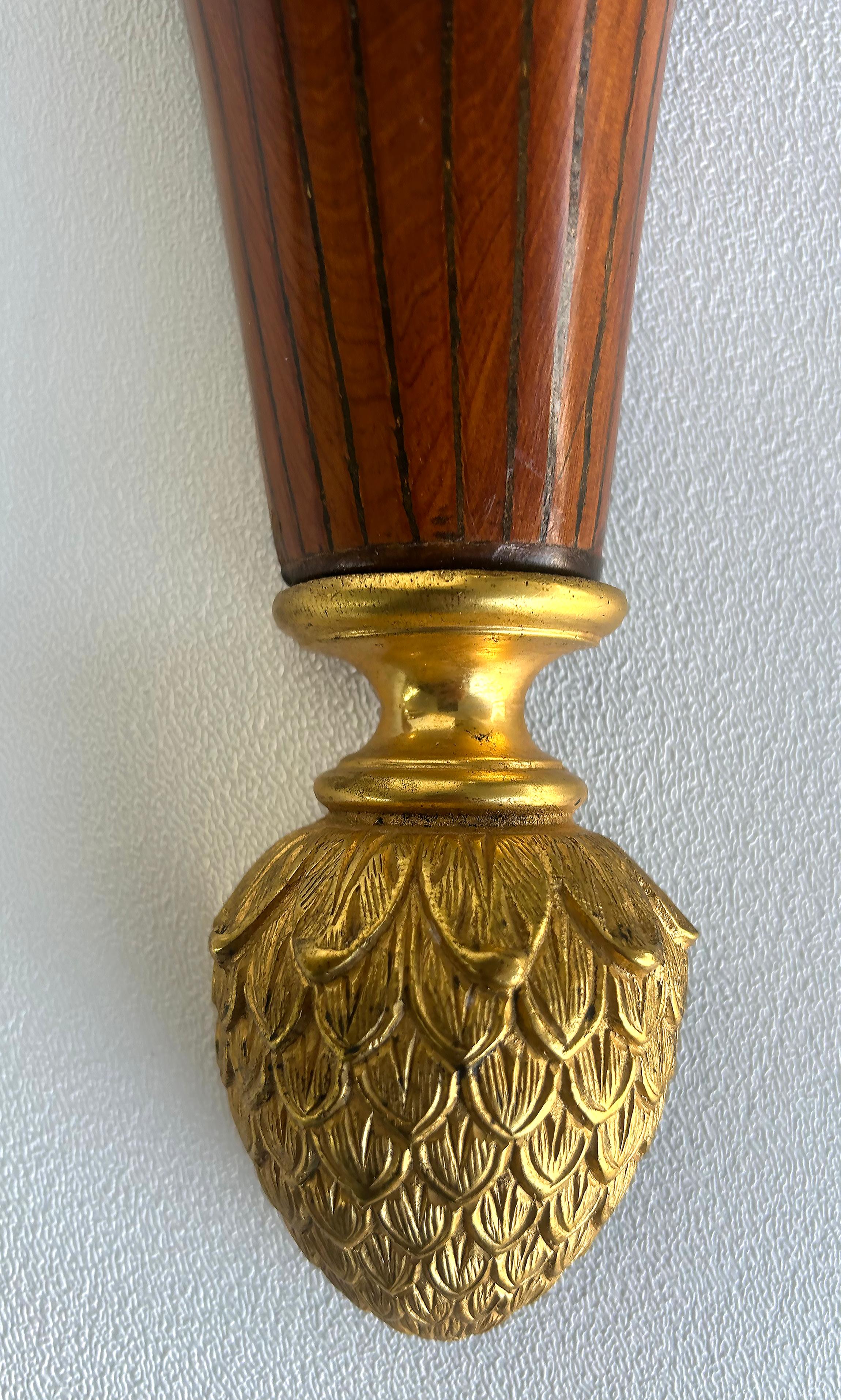 Estantes de pared italianos de madera con incrustaciones de cuerda y bronce dorado, un par siglo XX