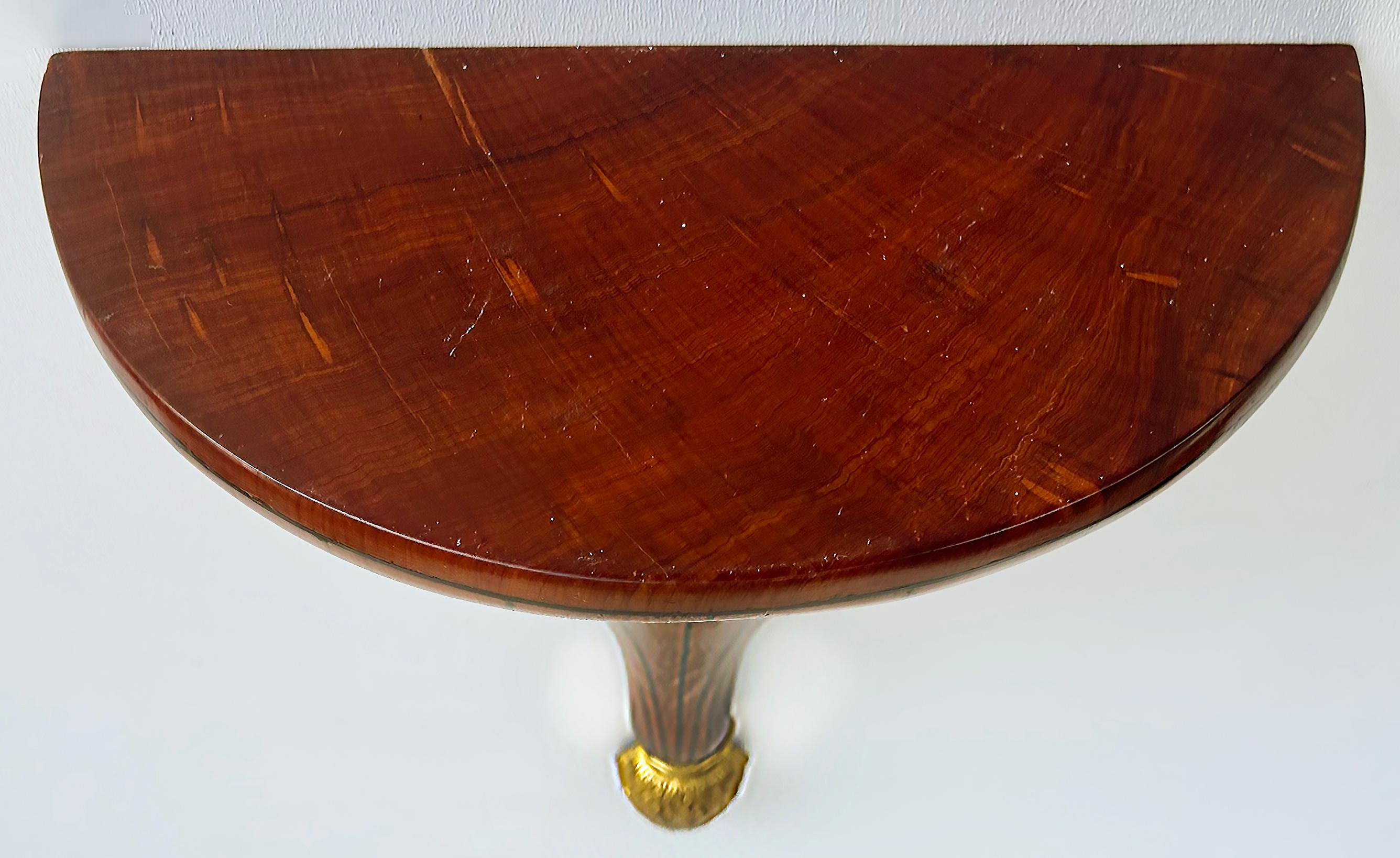 Estantes de pared italianos de madera con incrustaciones de cuerda y bronce dorado, un par Bronce