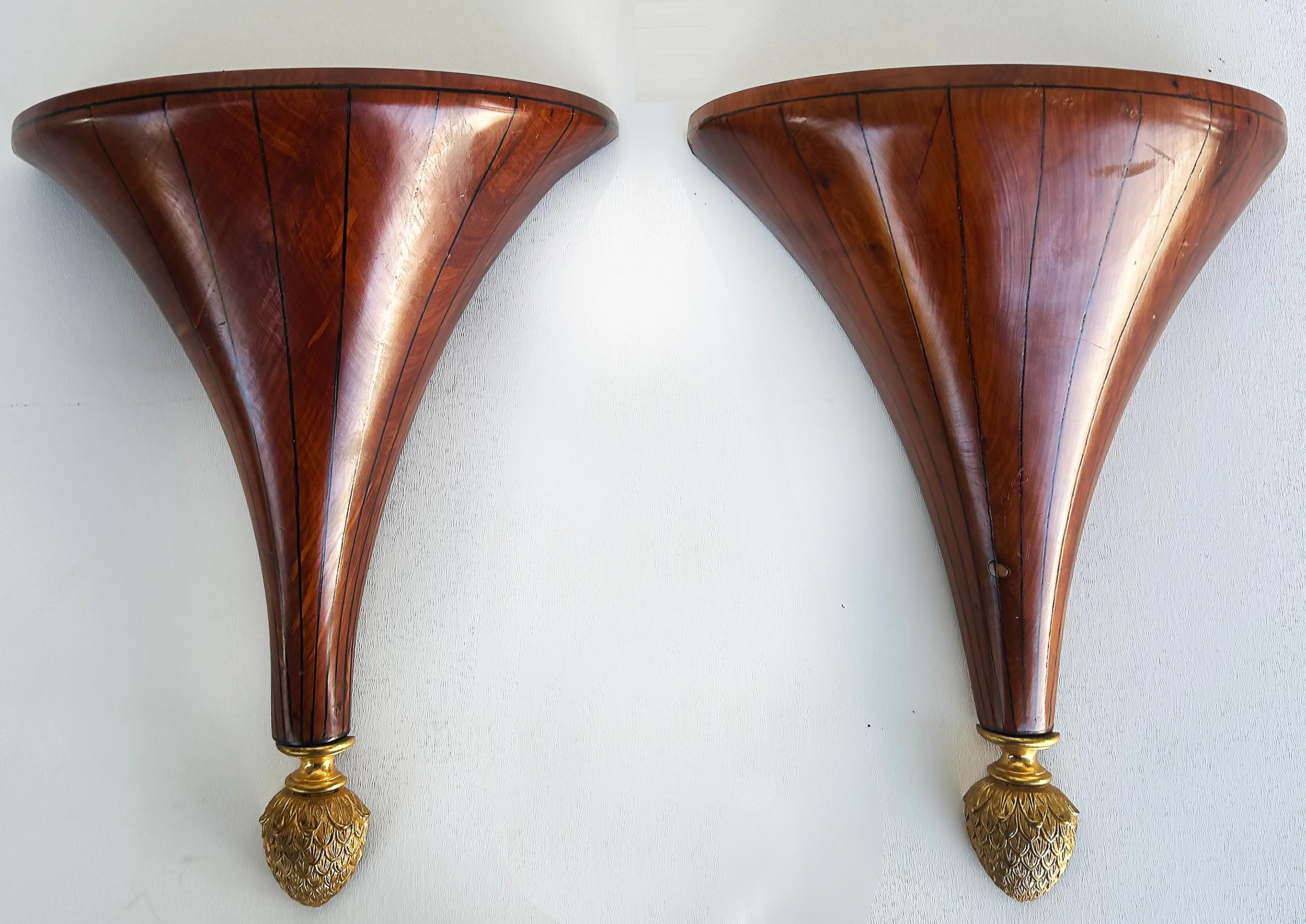 Estantes de pared italianos de madera con incrustaciones de cuerda y bronce dorado, un par 1