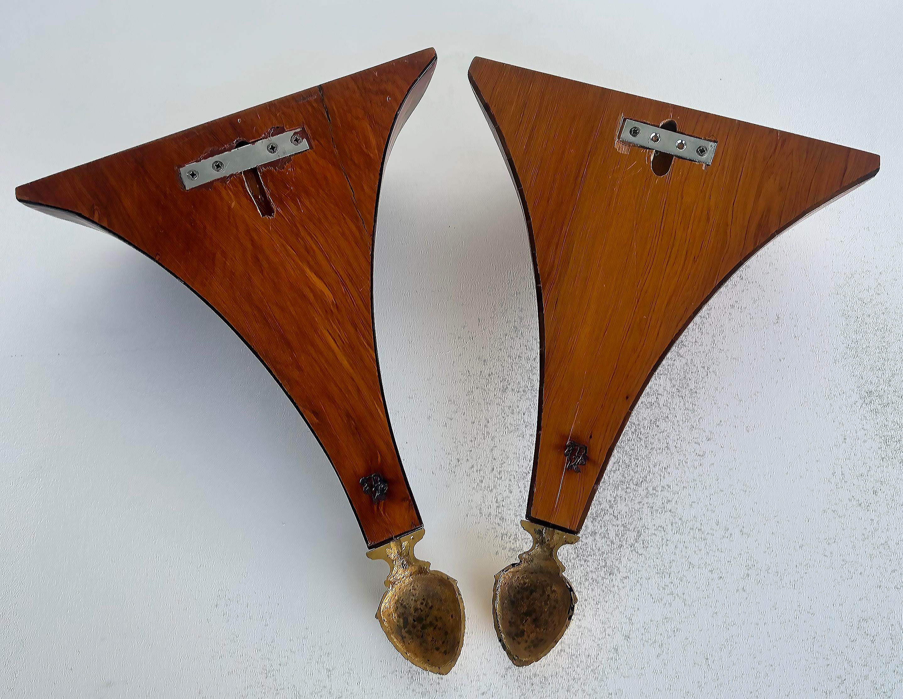 Estantes de pared italianos de madera con incrustaciones de cuerda y bronce dorado, un par 2