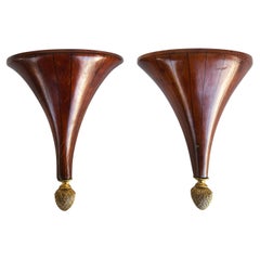Estantes de pared italianos de madera con incrustaciones de cuerda y bronce dorado, un par
