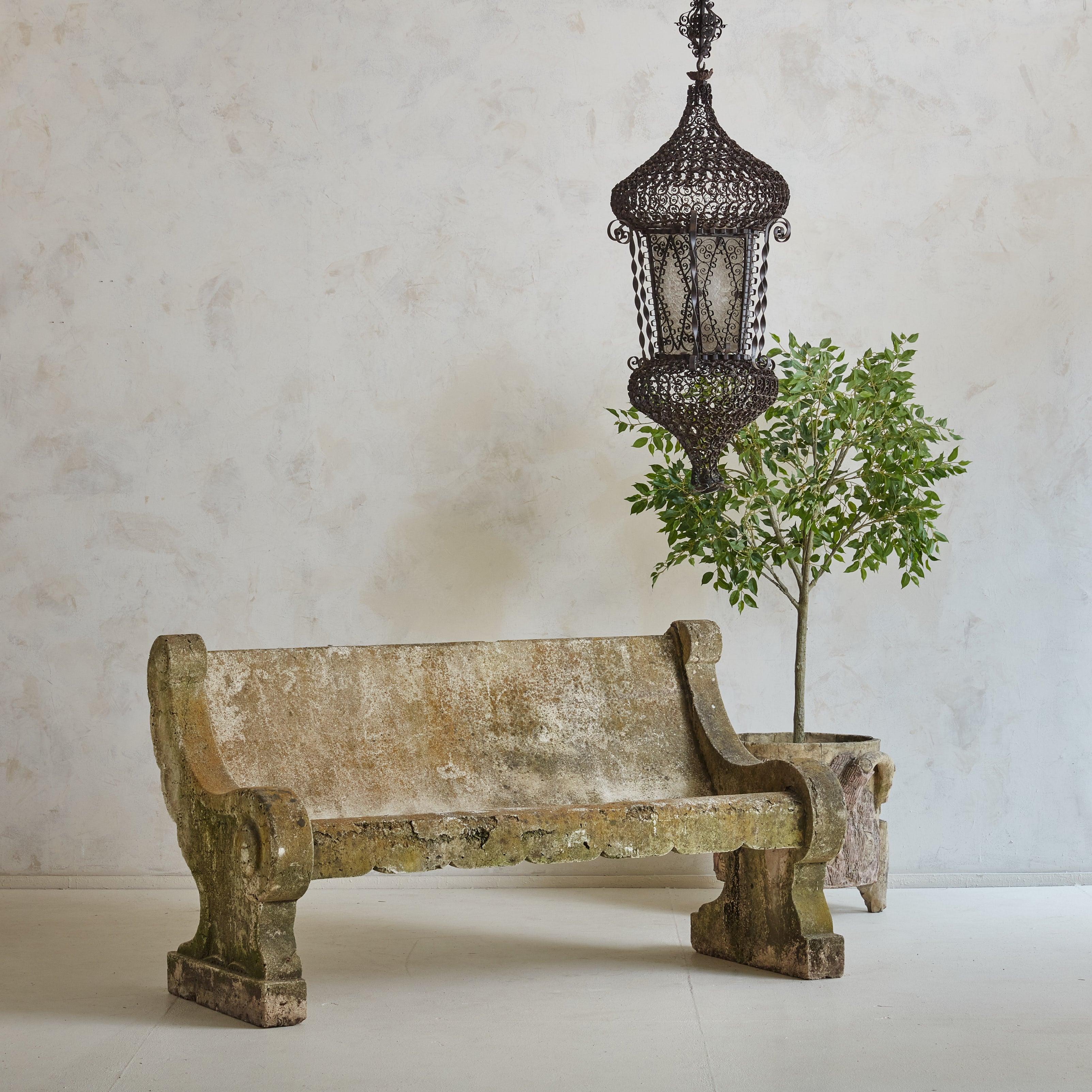 Usé par le temps et la nature, ce banc de jardin en pierre du début du XXe siècle dégage une grandeur tranquille. Il a été récupéré dans une propriété près de Bologne, en Italie. Probablement fabriquée entre 1900 et 1920, sa forme sculptée, avec des