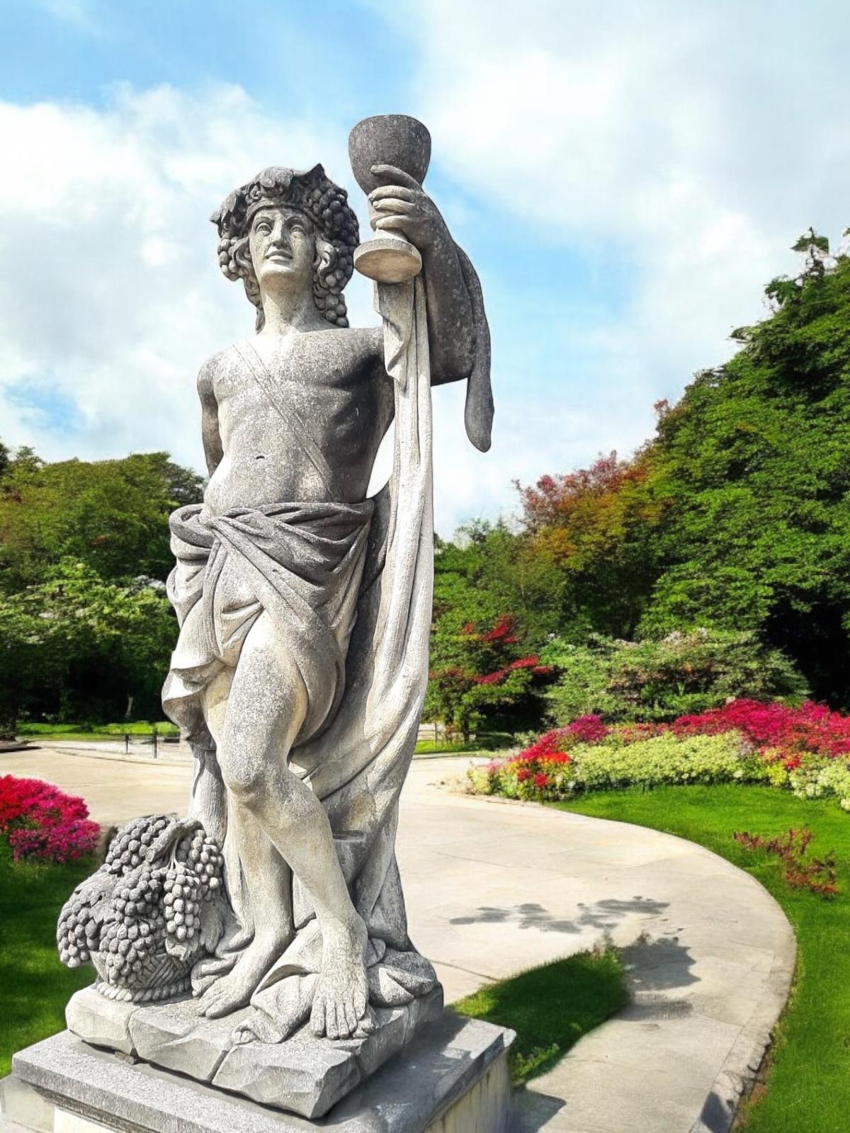
Soggetto mitologico romano finemente scolpito di Bacco o Dioniso in pietra calcarea. In ottime condizioni, proveniente da una tenuta del Veneto.
Misure: Statua cm 180, base cm 85.
Il prezzo non include la base.
Dioniso, nella religione