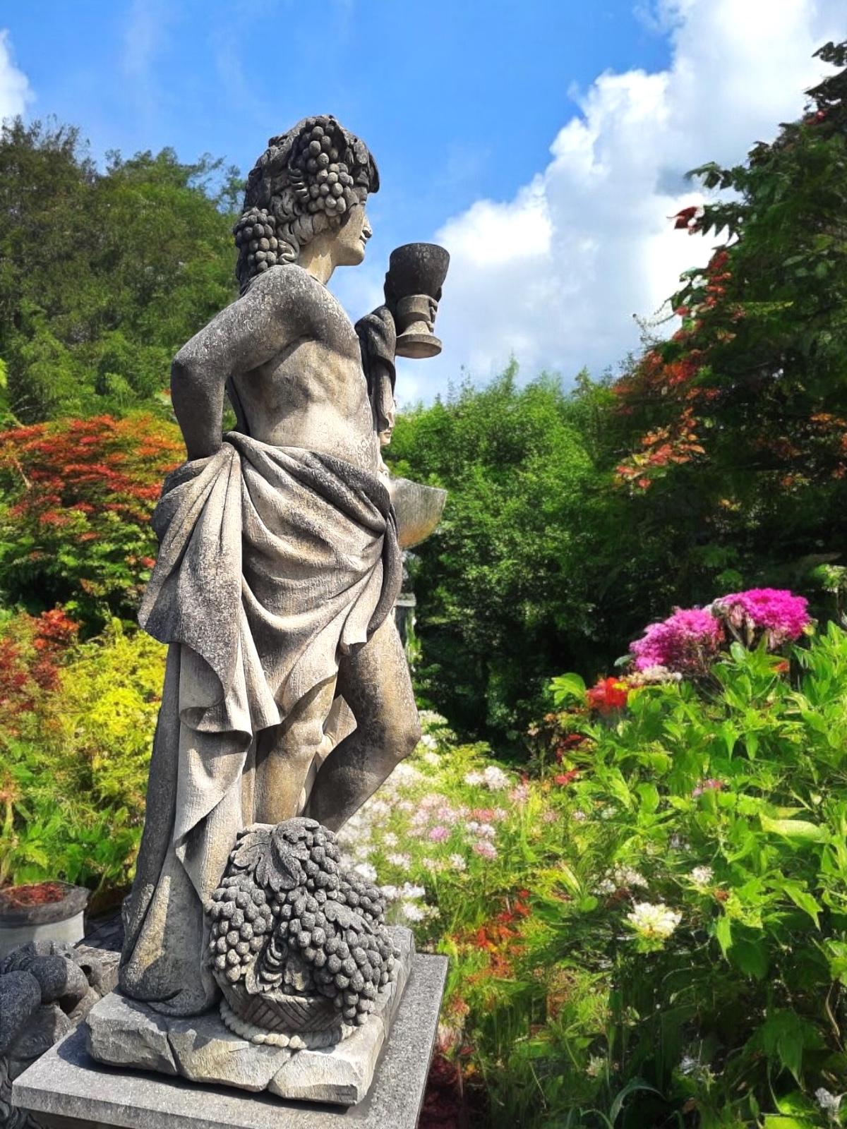 Neoclassico Scultura da giardino in pietra italiana raffigurante il soggetto mitologico romano Bacco in vendita