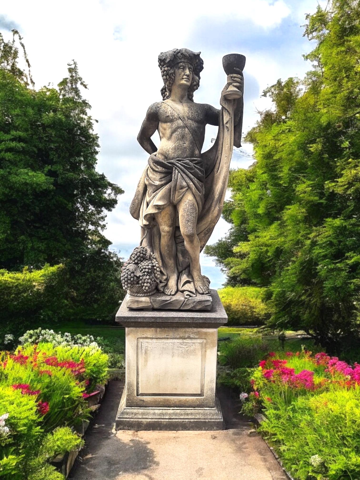Italiano Scultura da giardino in pietra italiana raffigurante il soggetto mitologico romano Bacco in vendita