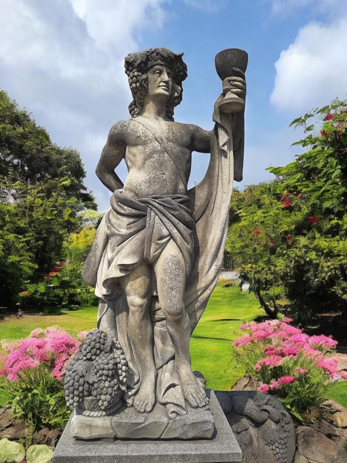 Scultura da giardino in pietra italiana raffigurante il soggetto mitologico romano Bacco In condizioni buone in vendita a Rome, IT