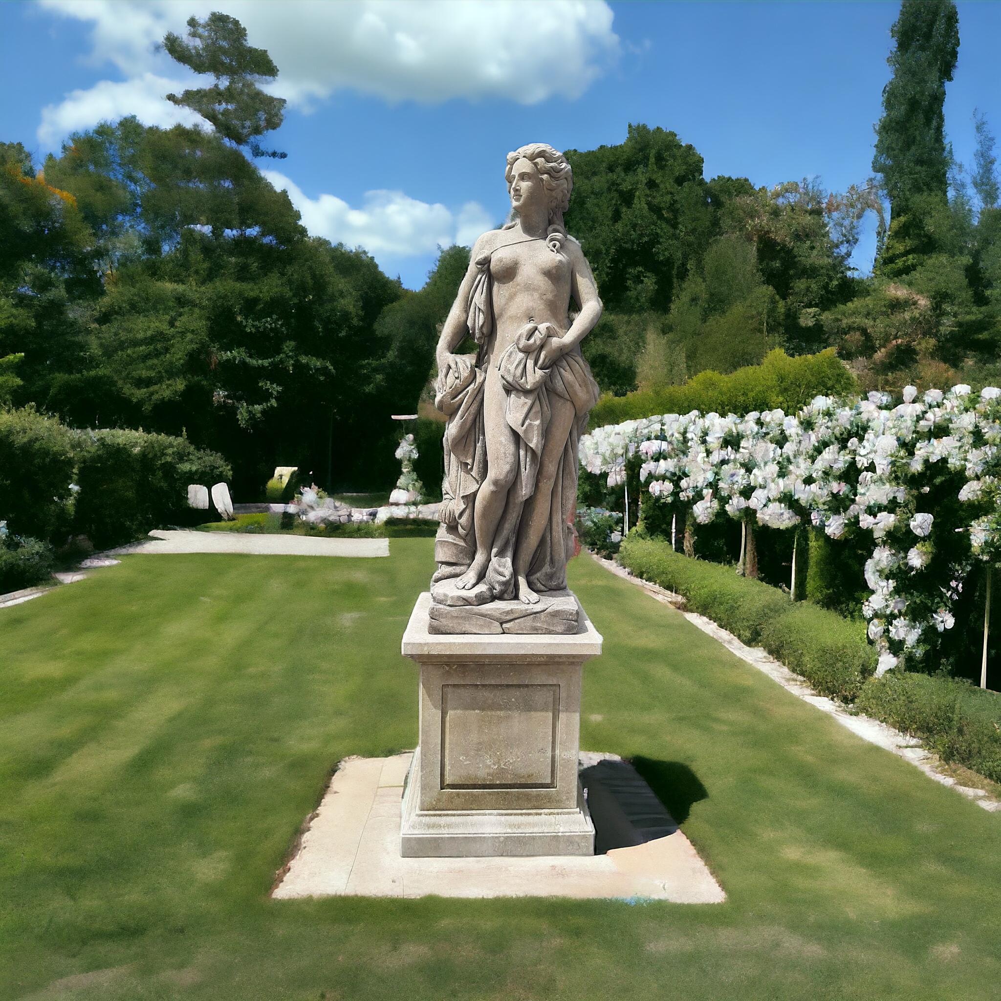 
Sujet mythologique romain de Minerva finement sculpté en pierre calcaire. Excellent état provenant d'une succession de Condit.
Dimensions : Statue cm 180, base cm 80.
Minerva (Pallas Athéna en grec) était l'une des plus importantes déesses de