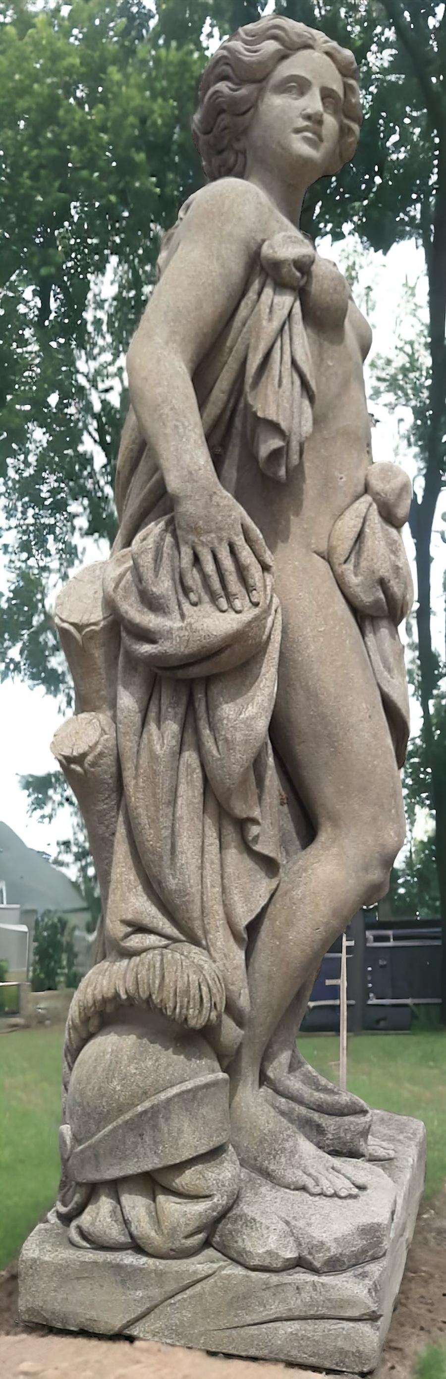 Sculpture de jardin italienne en pierre représentant Minerva, sujet mythologique romain Bon état - En vente à Rome, IT