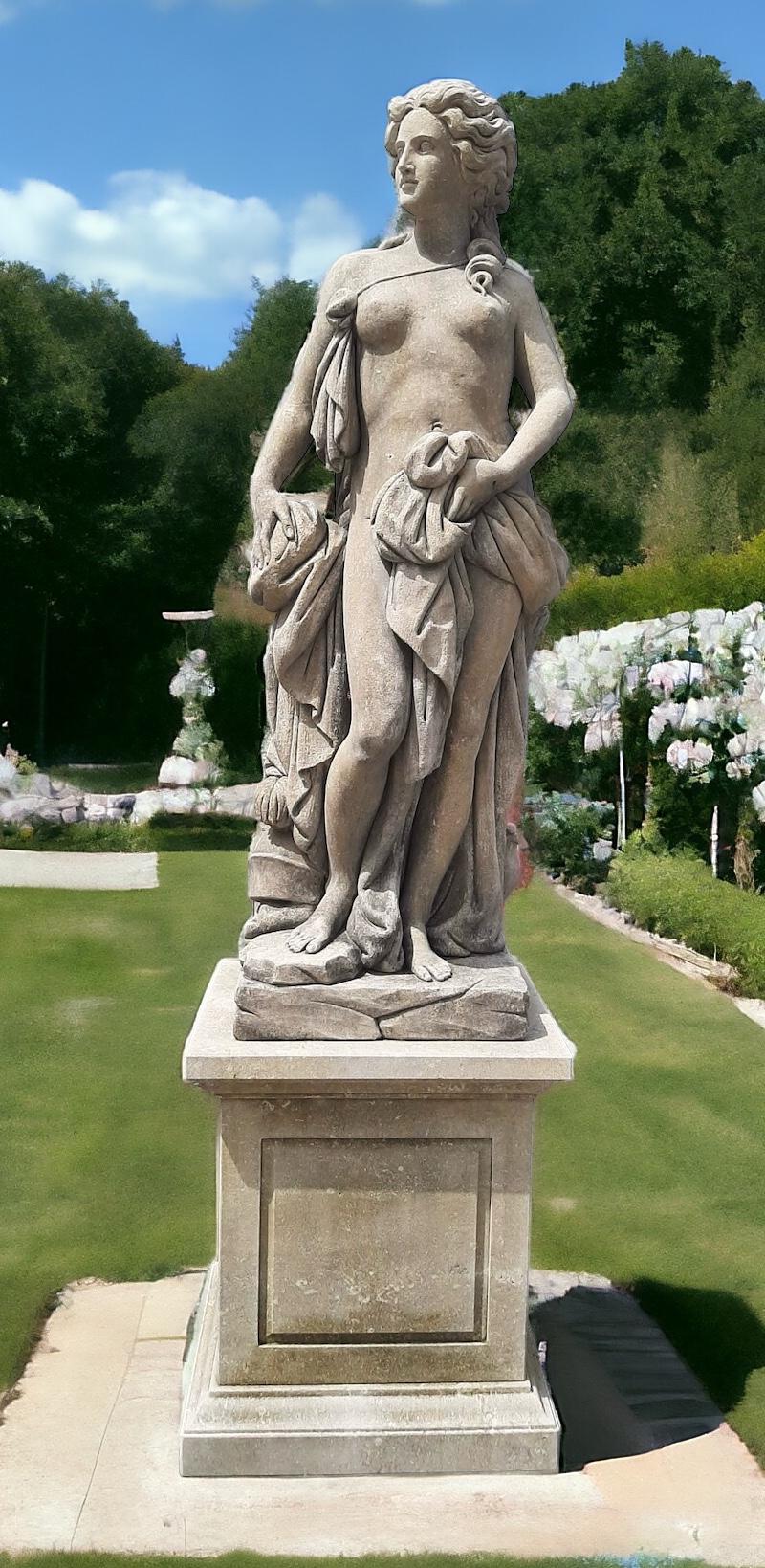 20ième siècle Sculpture de jardin italienne en pierre représentant Minerva, sujet mythologique romain en vente