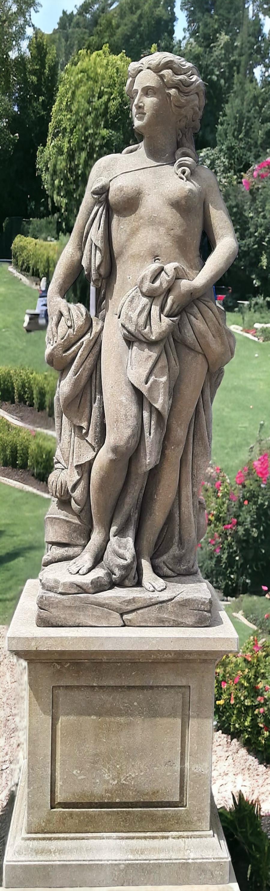 Calcaire Sculpture de jardin italienne en pierre représentant Minerva, sujet mythologique romain en vente