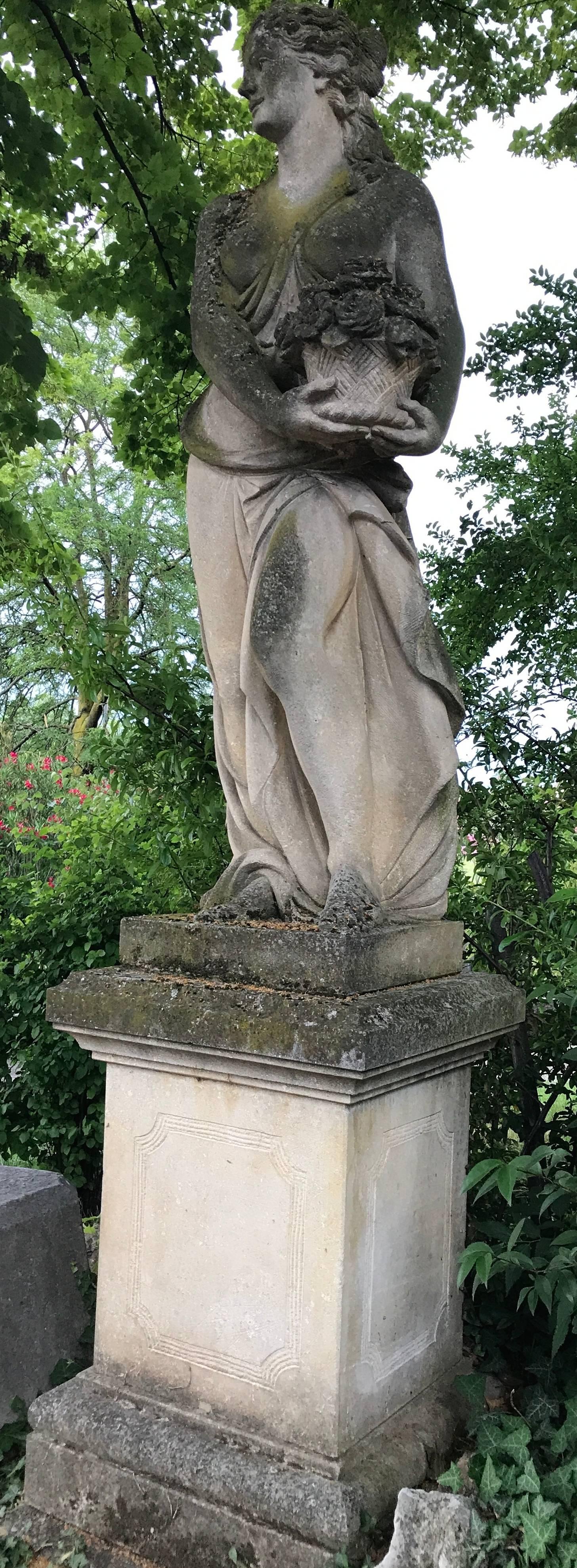 Monumental Italian Stone Garden Statues Representing the Four Seasons im Zustand „Gut“ in Rome, IT