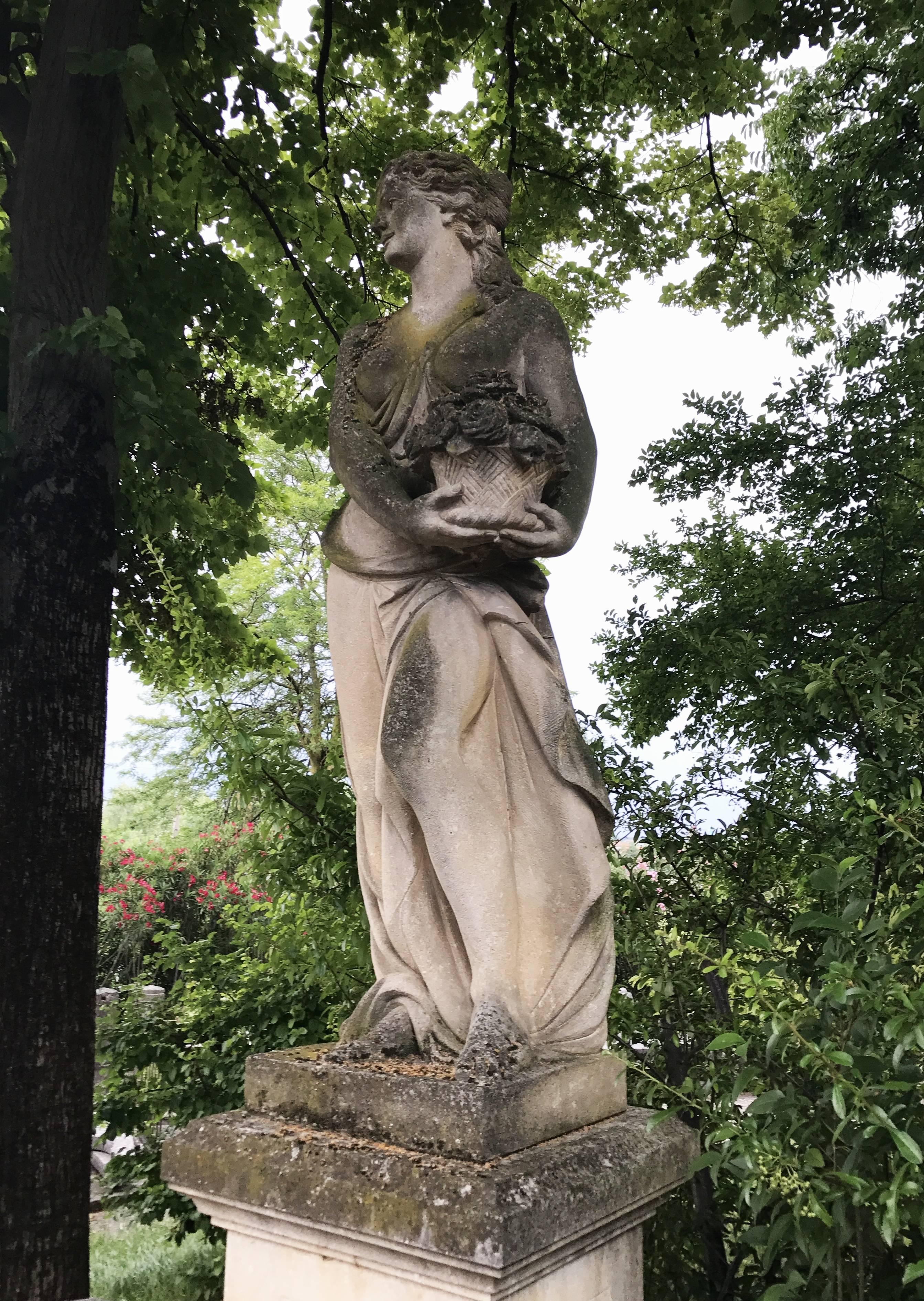 Monumental Italian Stone Garden Statues Representing the Four Seasons (20. Jahrhundert)