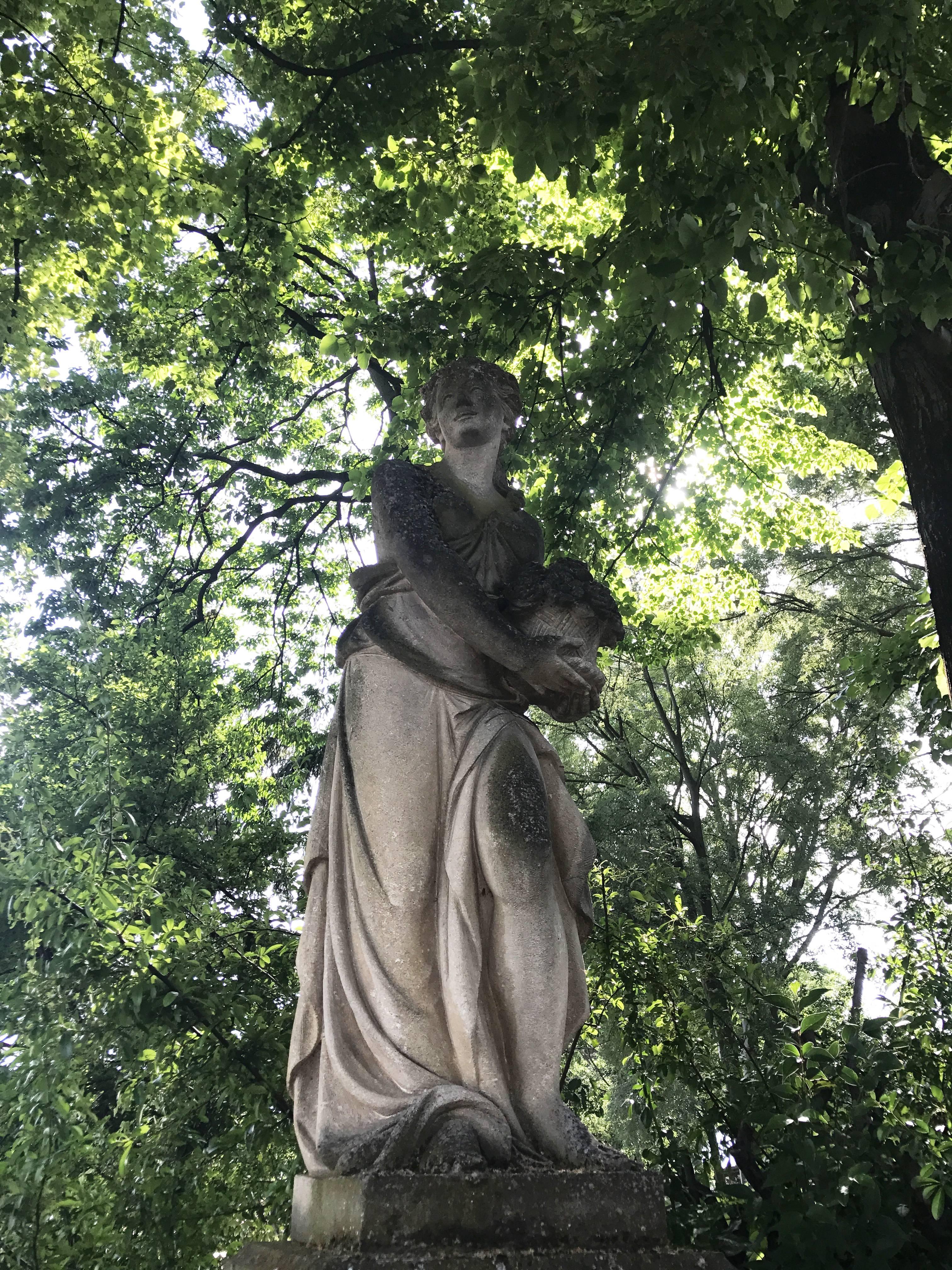 Monumental Italian Stone Garden Statues Representing the Four Seasons In Good Condition In Rome, IT