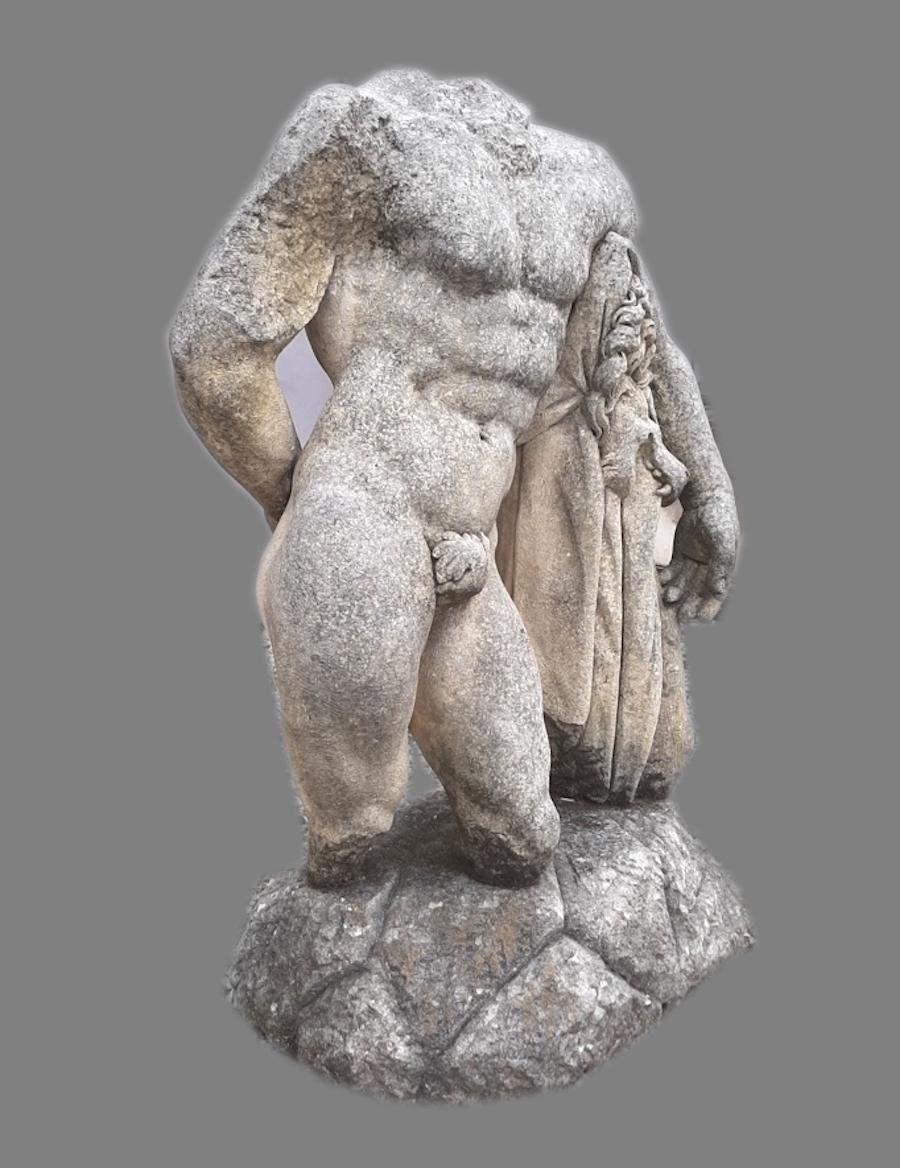 Italienische Steinskulptur des klassischen Torsos des Herkules mit Sockel (Handgeschnitzt) im Angebot