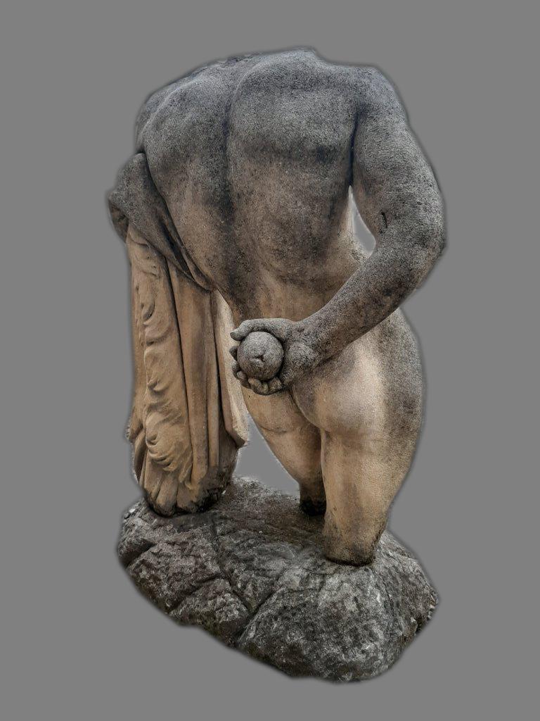 Italienische Steinskulptur des klassischen Torsos des Herkules mit Sockel im Zustand „Hervorragend“ im Angebot in Rome, IT