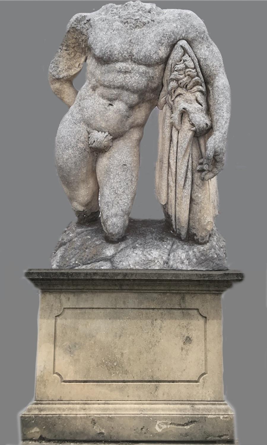 Italienische Steinskulptur des klassischen Torsos des Herkules mit Sockel im Angebot 1