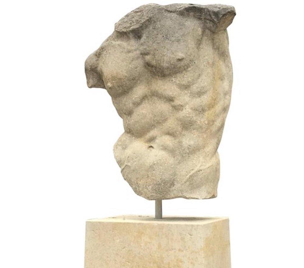 Escultura italiana de piedra de torso clásico con peana Italiano en venta