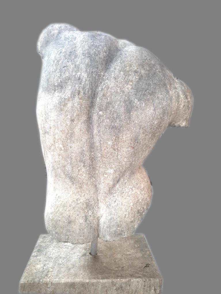 Escultura italiana de piedra de torso clásico con peana en Bueno estado para la venta en Rome, IT