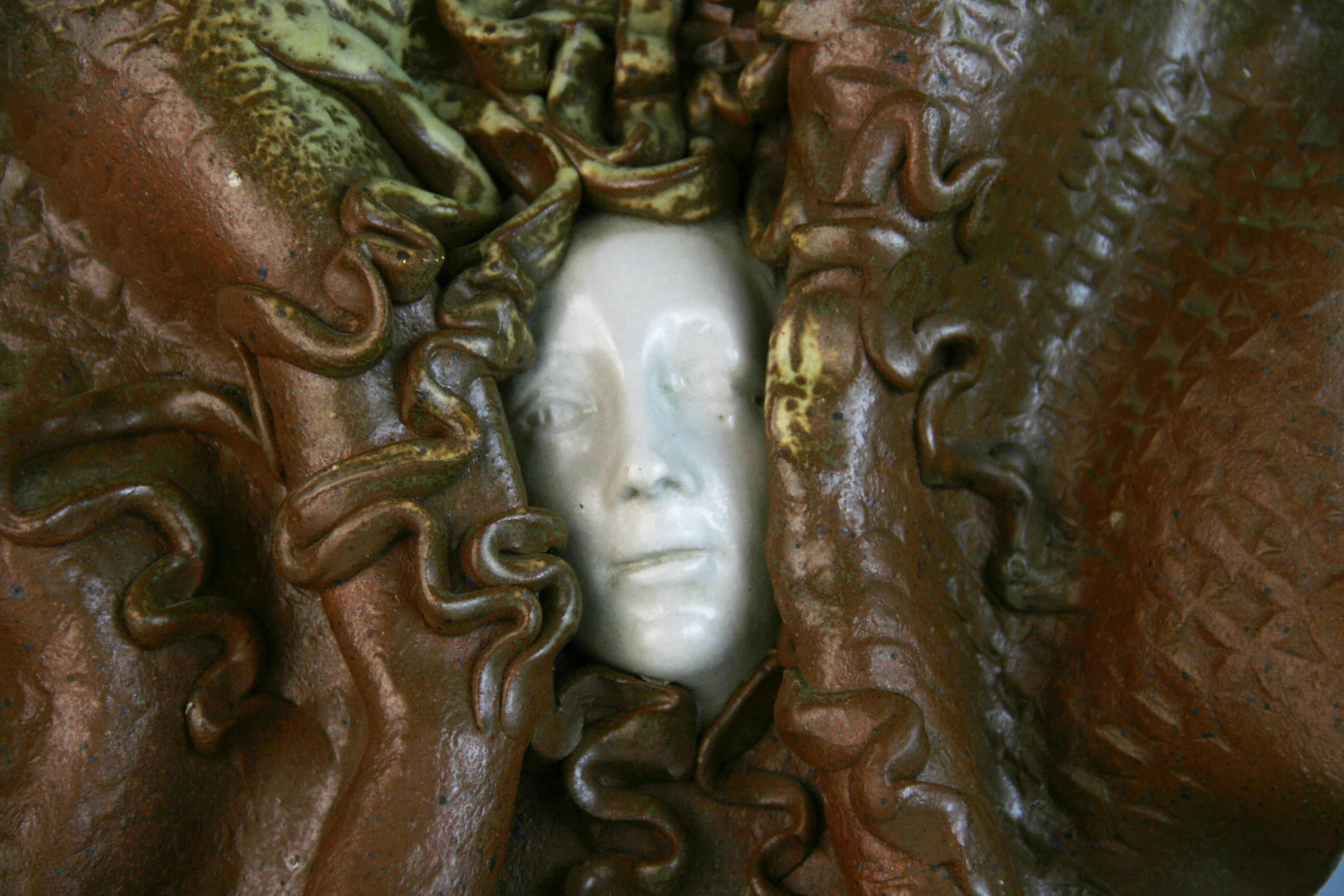 Italienisches Steingut Figural Deco Stil Wand Skulptur im Zustand „Gut“ im Angebot in Douglas Manor, NY
