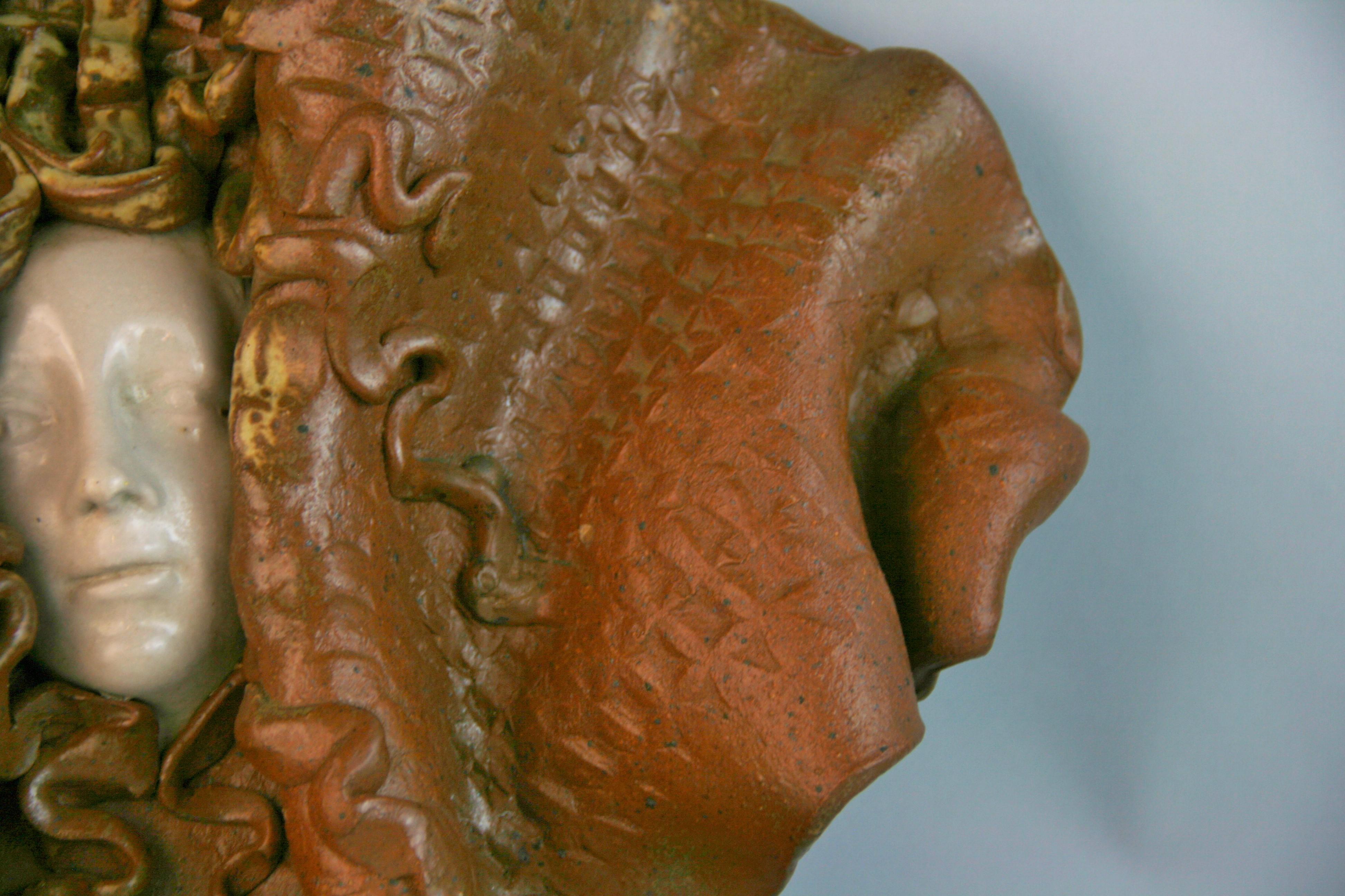 Italienisches Steingut Figural Deco Stil Wand Skulptur im Angebot 1