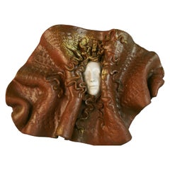 Sculpture murale figurative italienne en grès de style Art déco