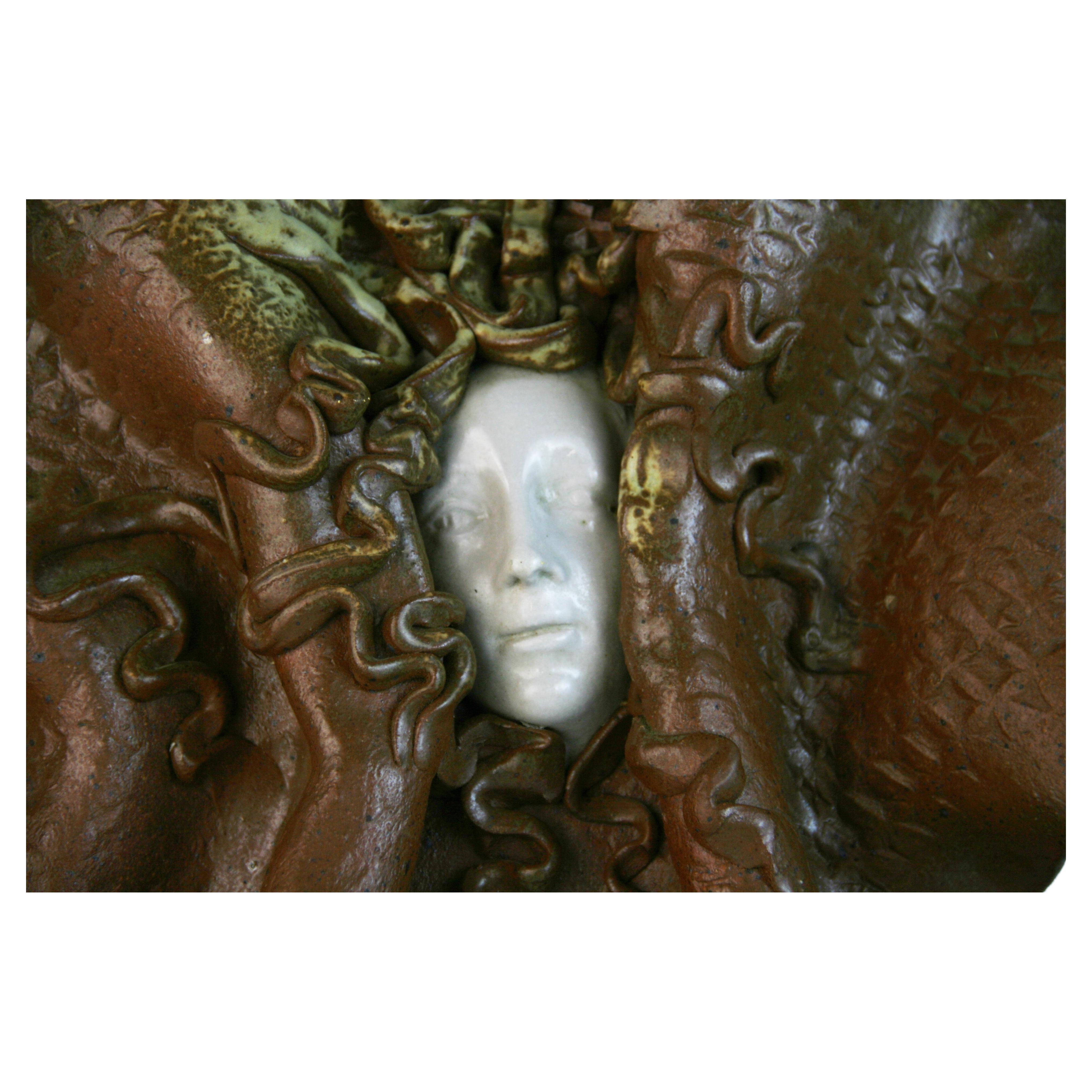 Italienisches Steingut Figural Deco Stil Wand Skulptur im Angebot