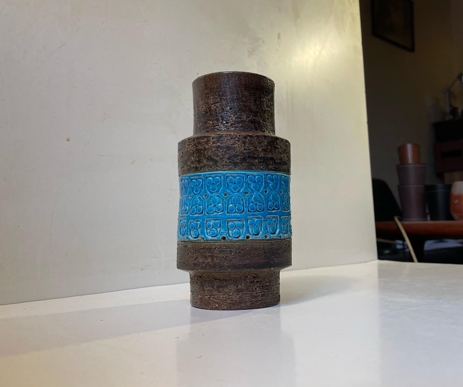Aldo Londi entwarf in den 1960er Jahren diese Vase aus lackiertem Schamotte-Steinzeug mit Rimini Blue Trifoglio-Muster in der Mitte. Es wurde in Italien von Bitossi hergestellt. Maße: H: 20 cm, T: 7,7 cm (oben).
