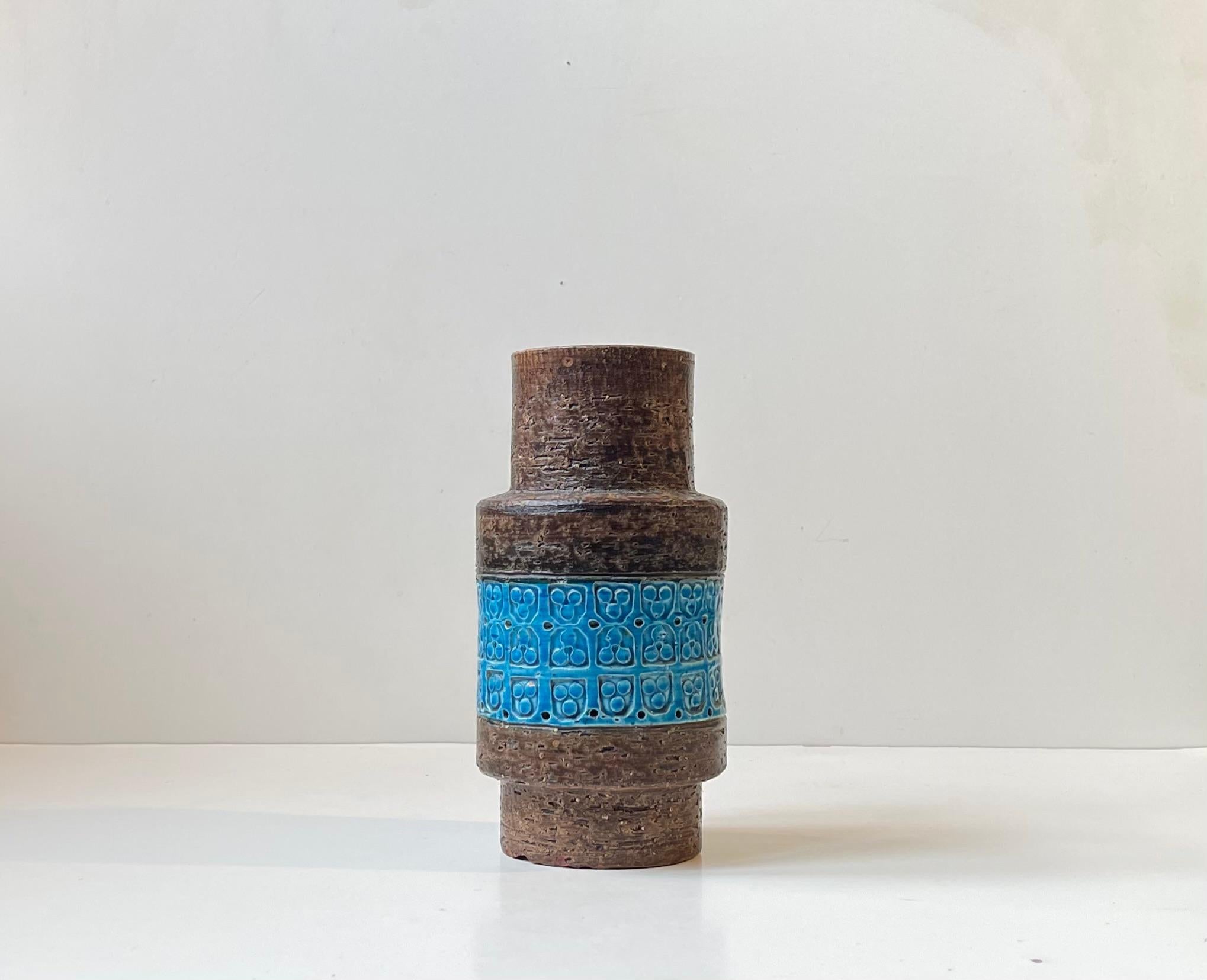 Aldo Londi designed this lacquered chamotte stoneware vase with Rimini Blue Trifoglio center patterns during the 1960s. It was manufactured in Italy by Bitossi. 

Measurements: H: 20 cm, D: 10/7.7 cm (center/top).