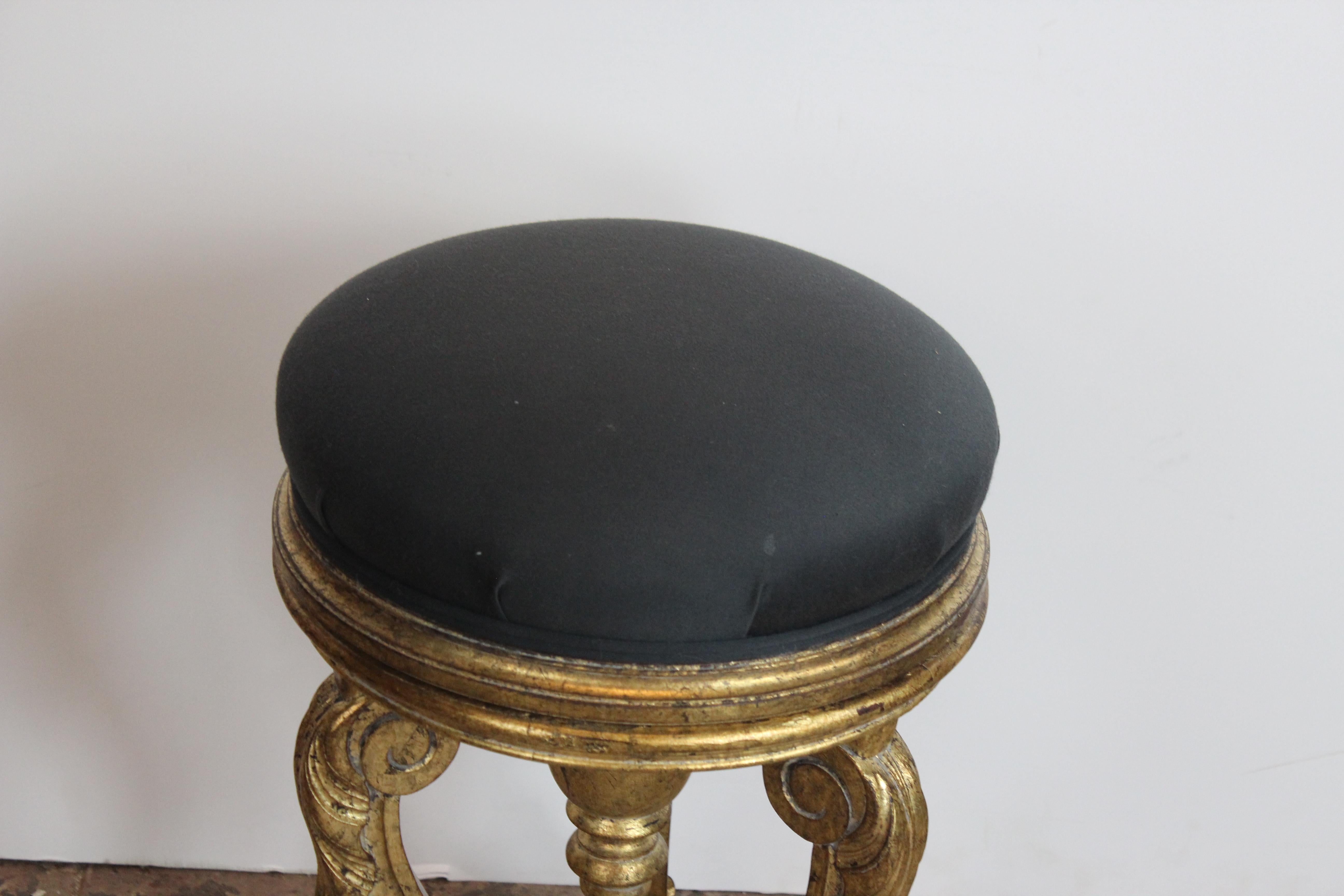 Italian round shape gilded stool. Great for vanity.