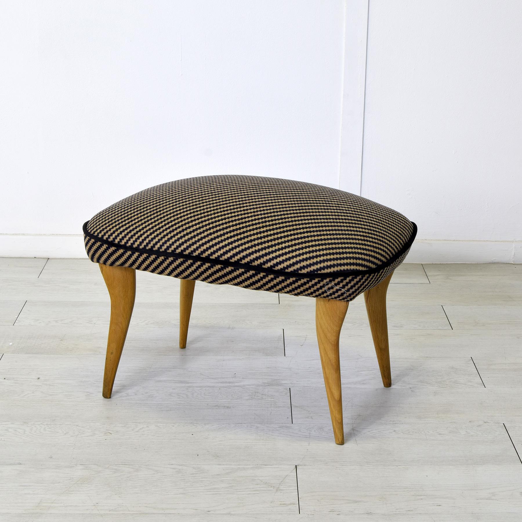 Un classico degli anni sessanta italiano pouf struttura in legno di noce chiaro con tessuto produzione metà anni 60