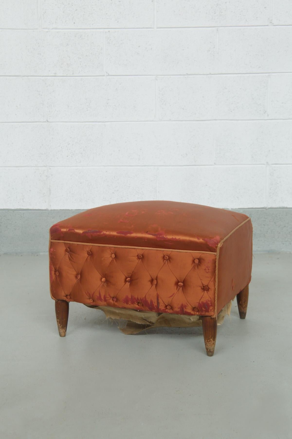 Mid-Century Modern Tabouret italien en satin capitonné orange par Paolo Buffa en vente