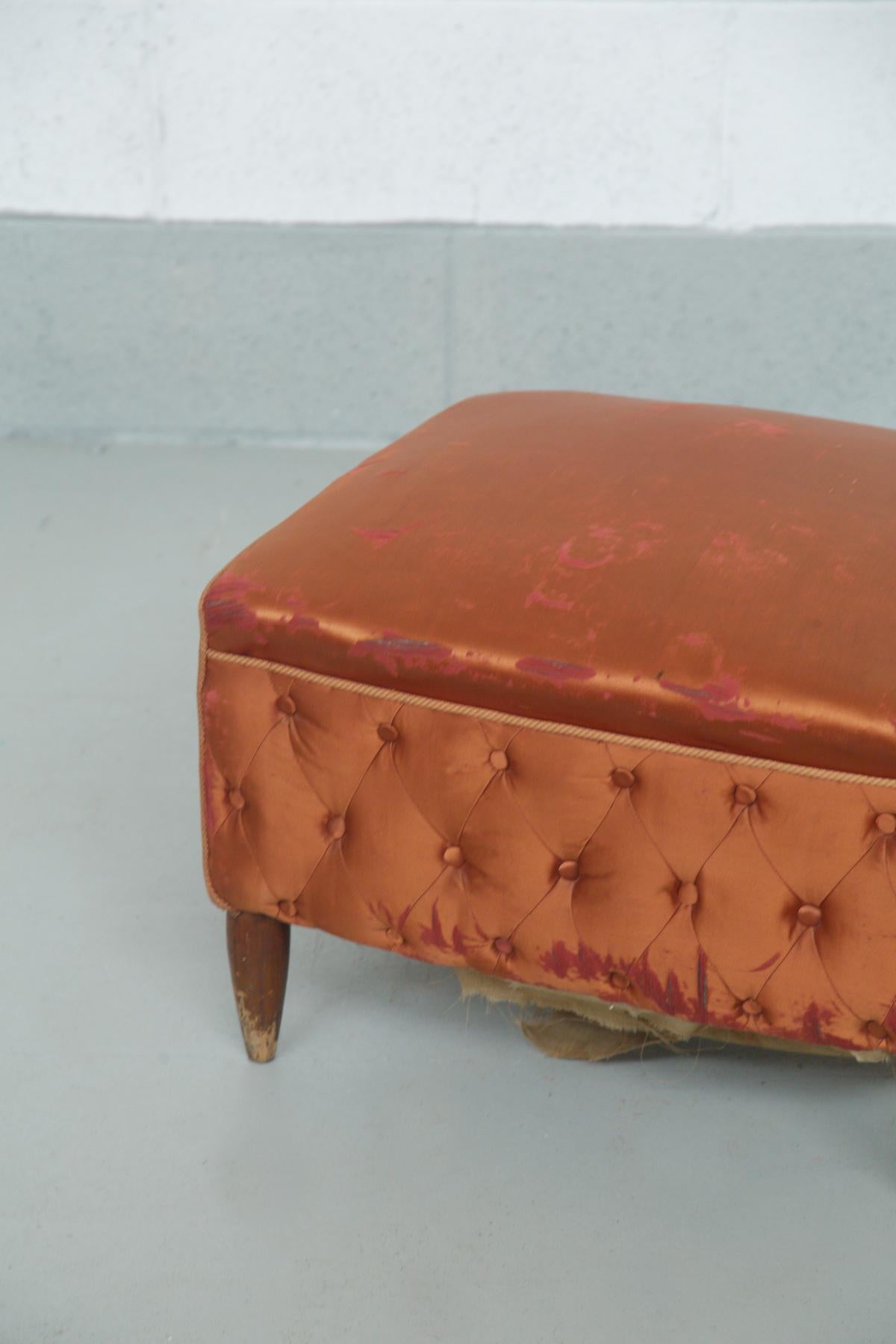 Tabouret italien en satin capitonné orange par Paolo Buffa État moyen - En vente à Milano, IT