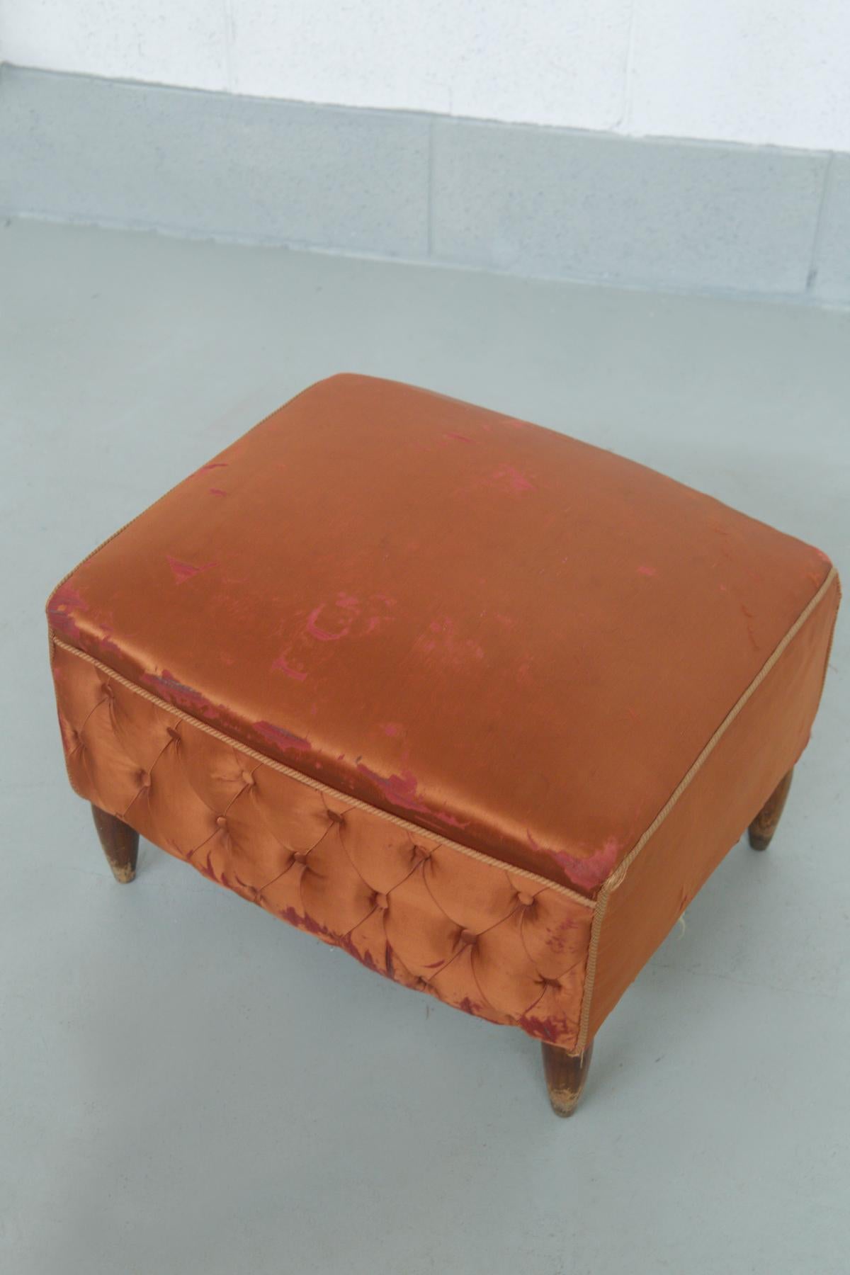 Milieu du XXe siècle Tabouret italien en satin capitonné orange par Paolo Buffa en vente