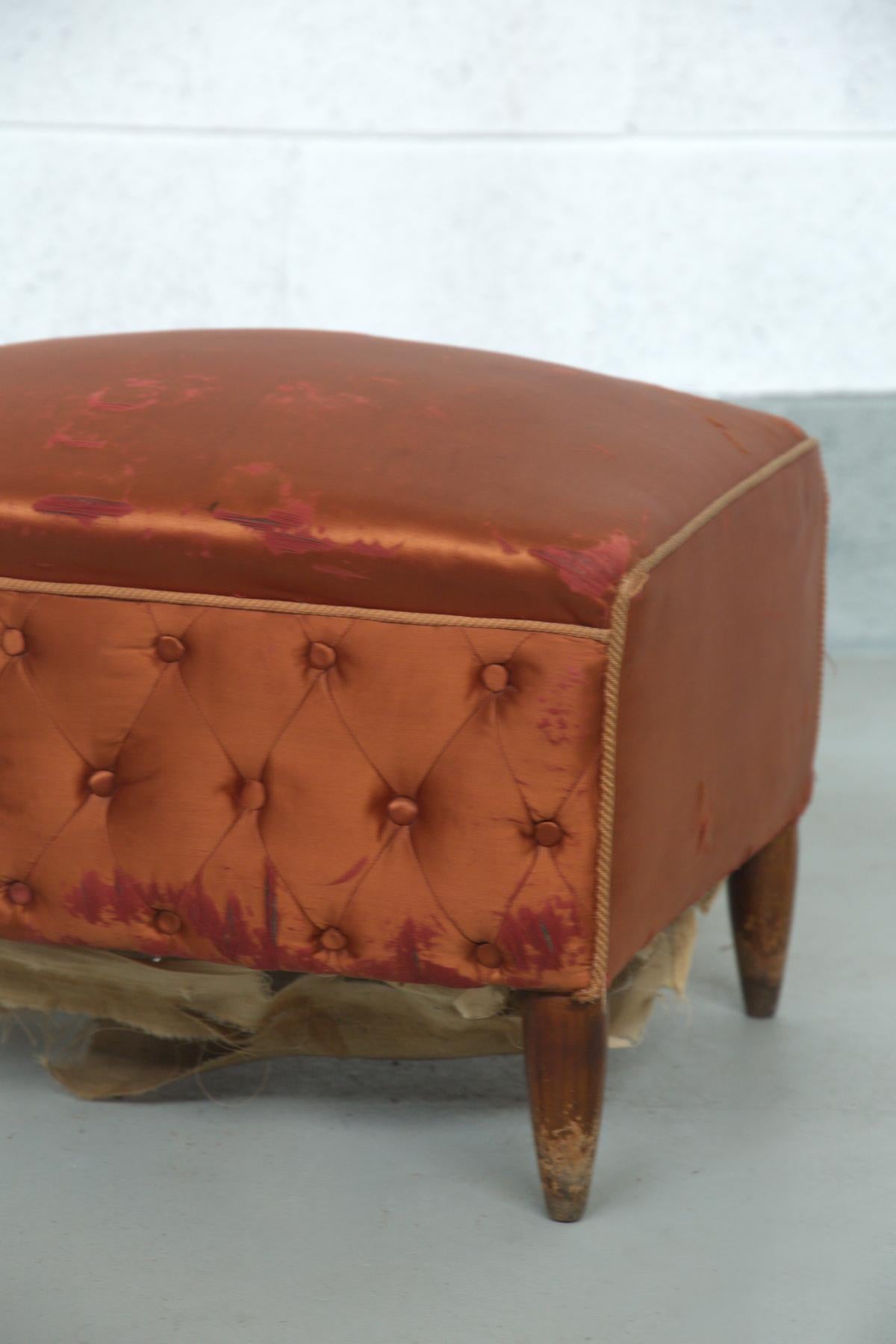 Satin Tabouret italien en satin capitonné orange par Paolo Buffa en vente