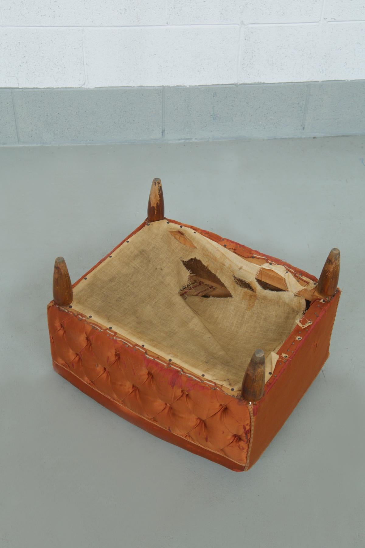 Tabouret italien en satin capitonné orange par Paolo Buffa en vente 1