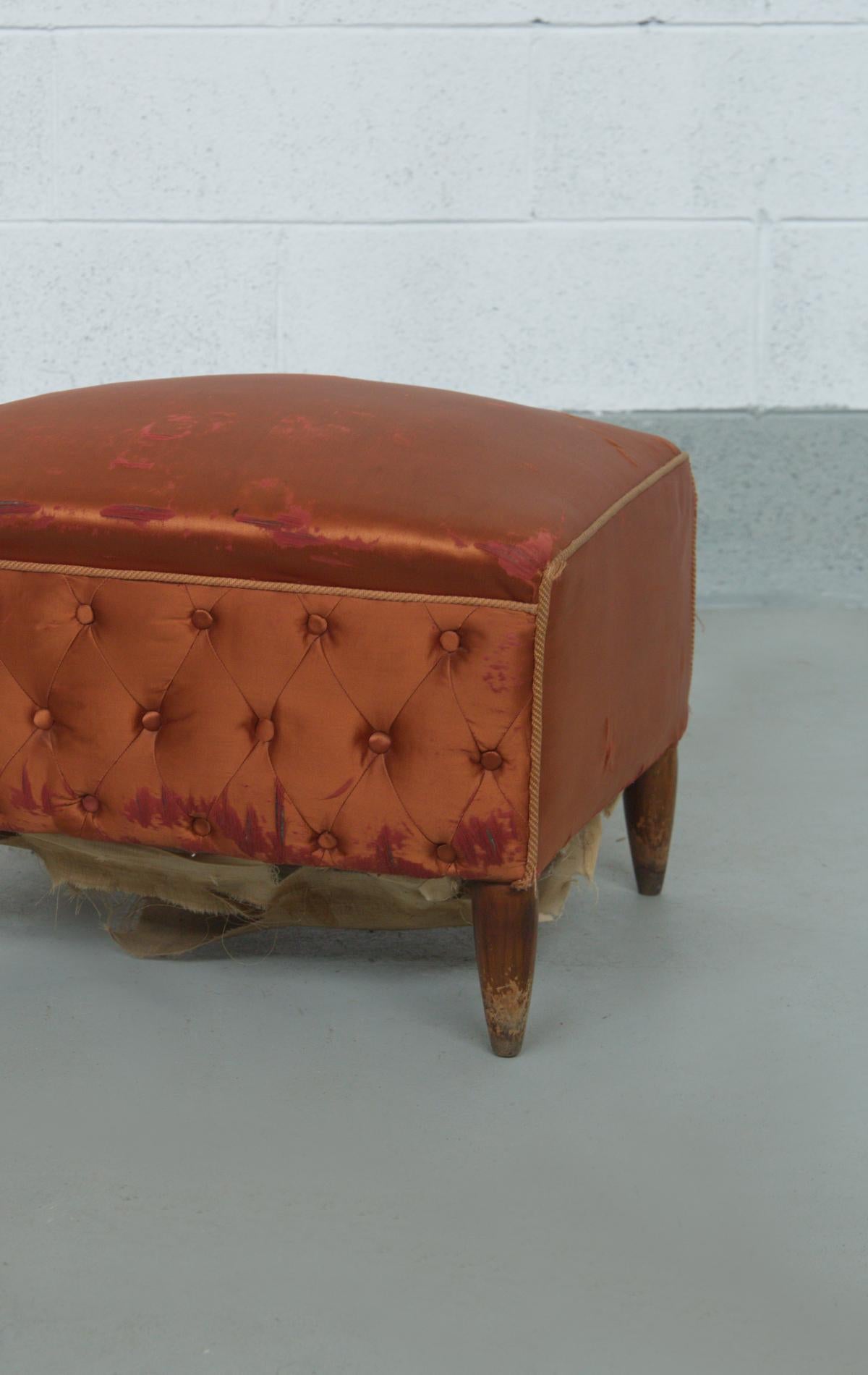 Tabouret italien en satin capitonné orange par Paolo Buffa en vente 2