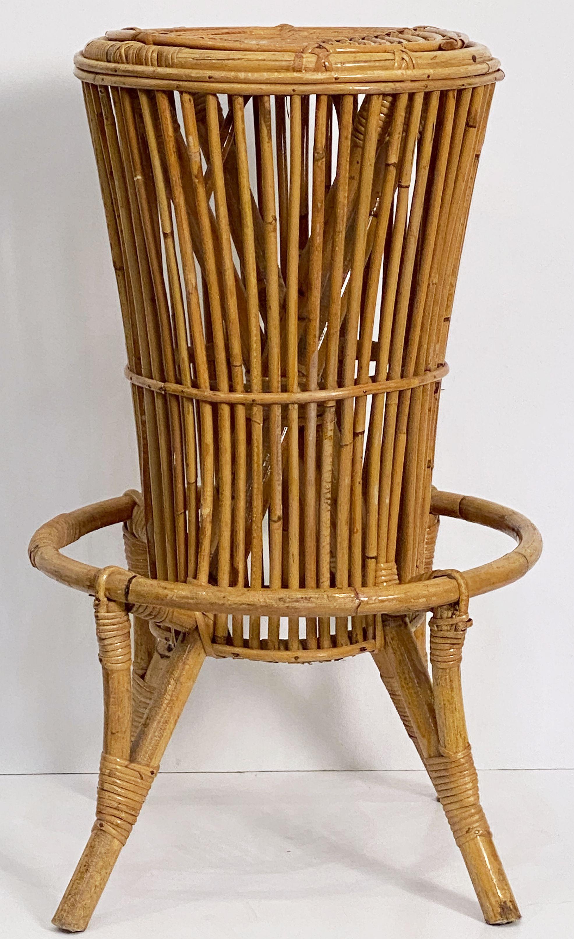 Italian Stool of Rattan and Bamboo from the Mid-20th Century For Sale 9