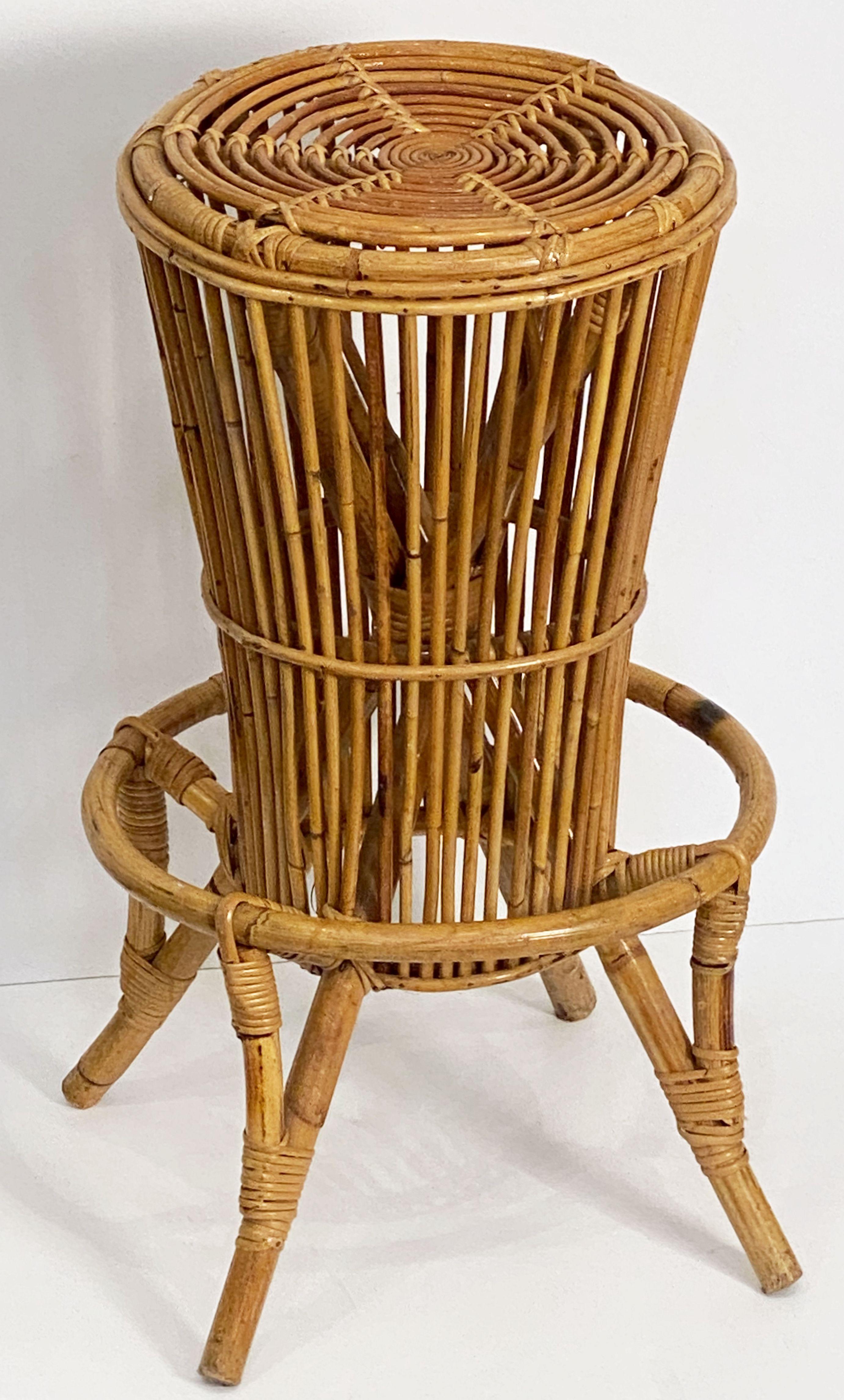 Mid-Century Modern Tabouret italien en rotin et bambou du milieu du 20ème siècle en vente