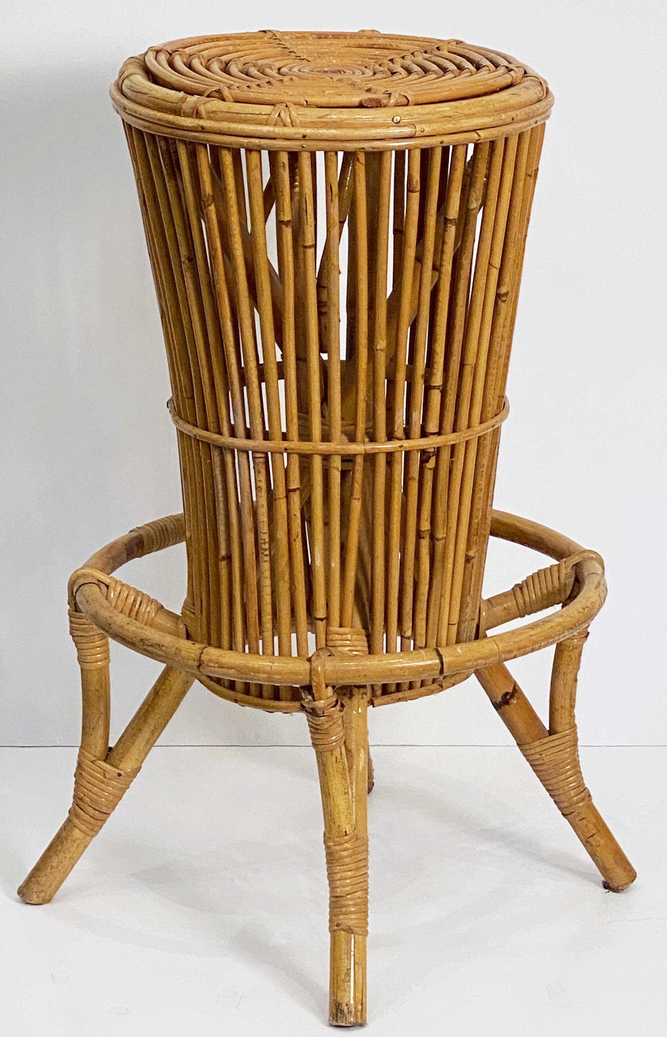Mid-Century Modern Tabouret italien en rotin et bambou du milieu du 20e siècle en vente