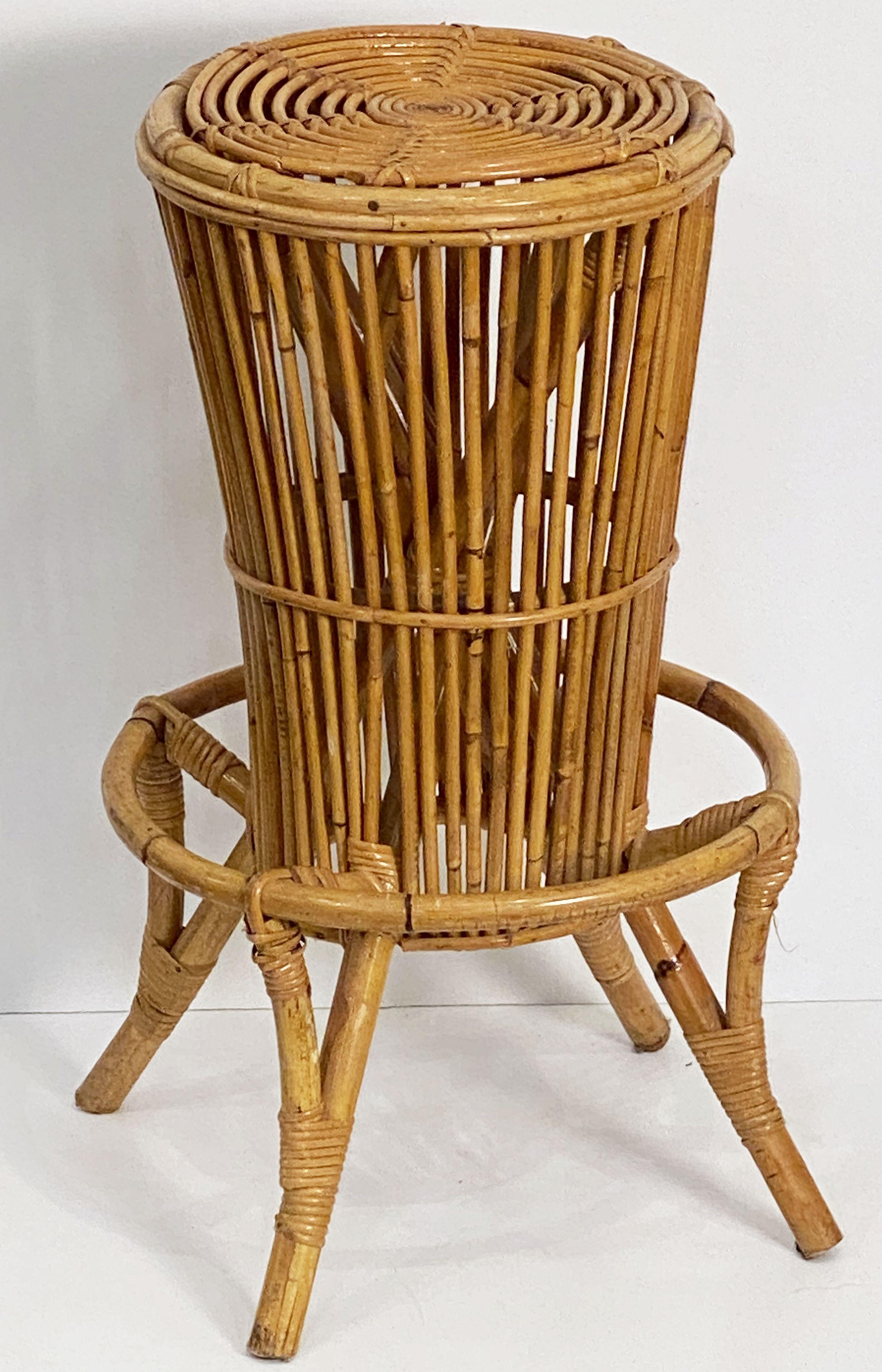 20ième siècle Tabouret italien en rotin et bambou du milieu du 20e siècle en vente